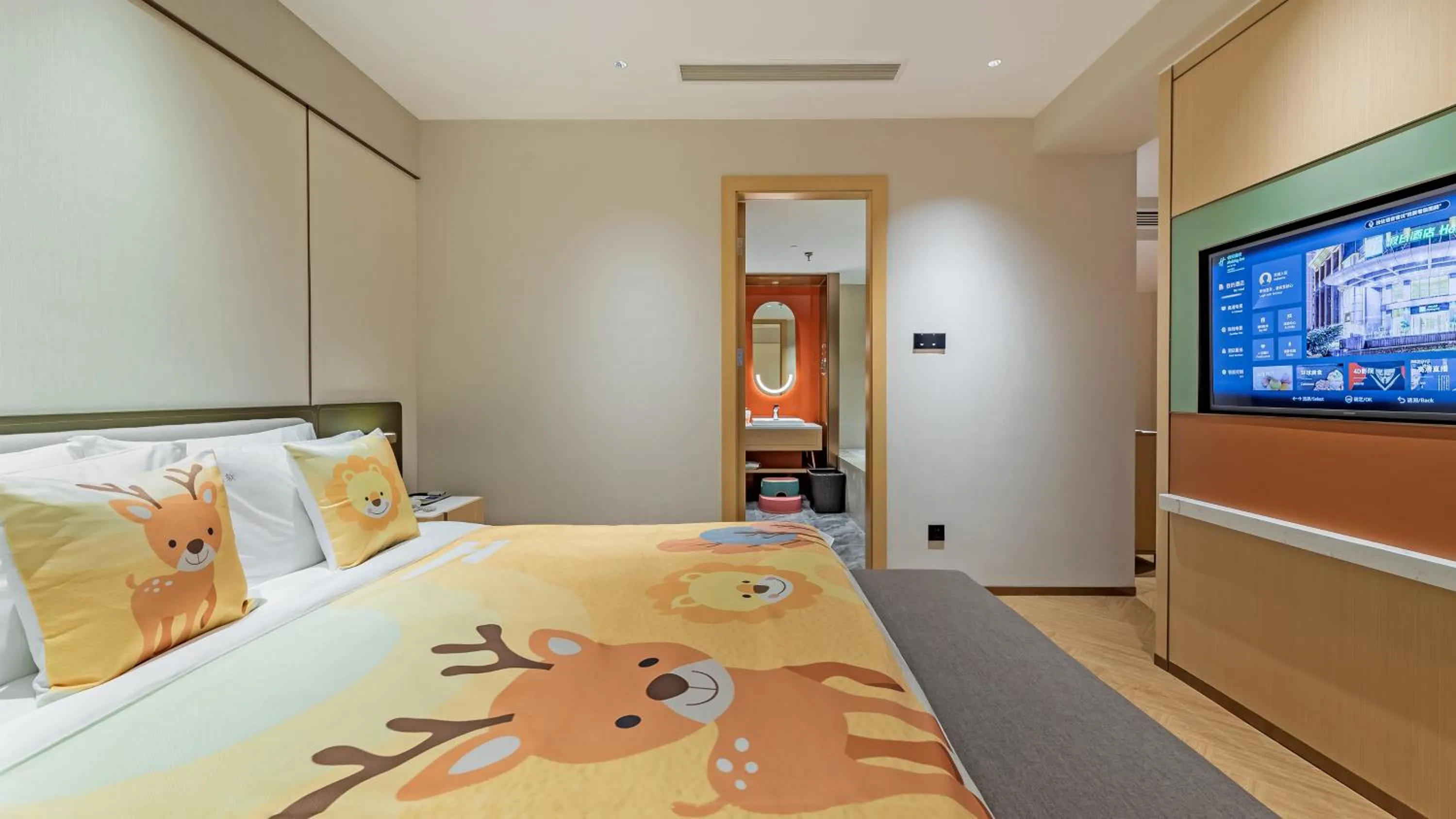 Photo of the whole room, Bed in Holiday Inn Chongqing Guanyinqiao, an IHG Hotel