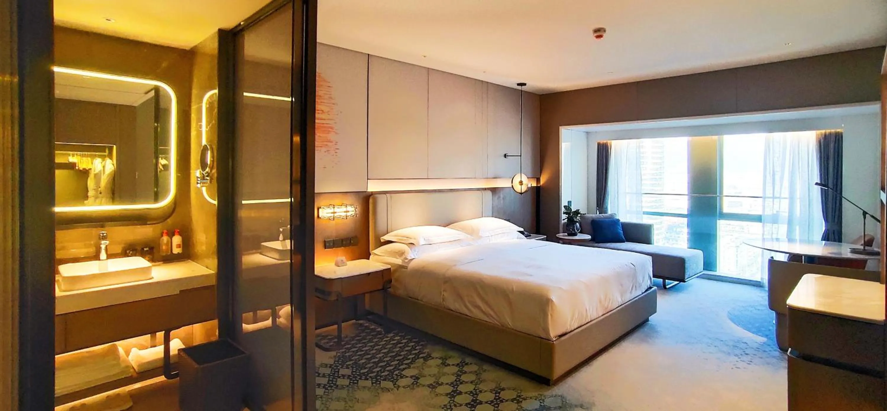 Photo of the whole room, Bed in Crowne Plaza Hohhot City Center