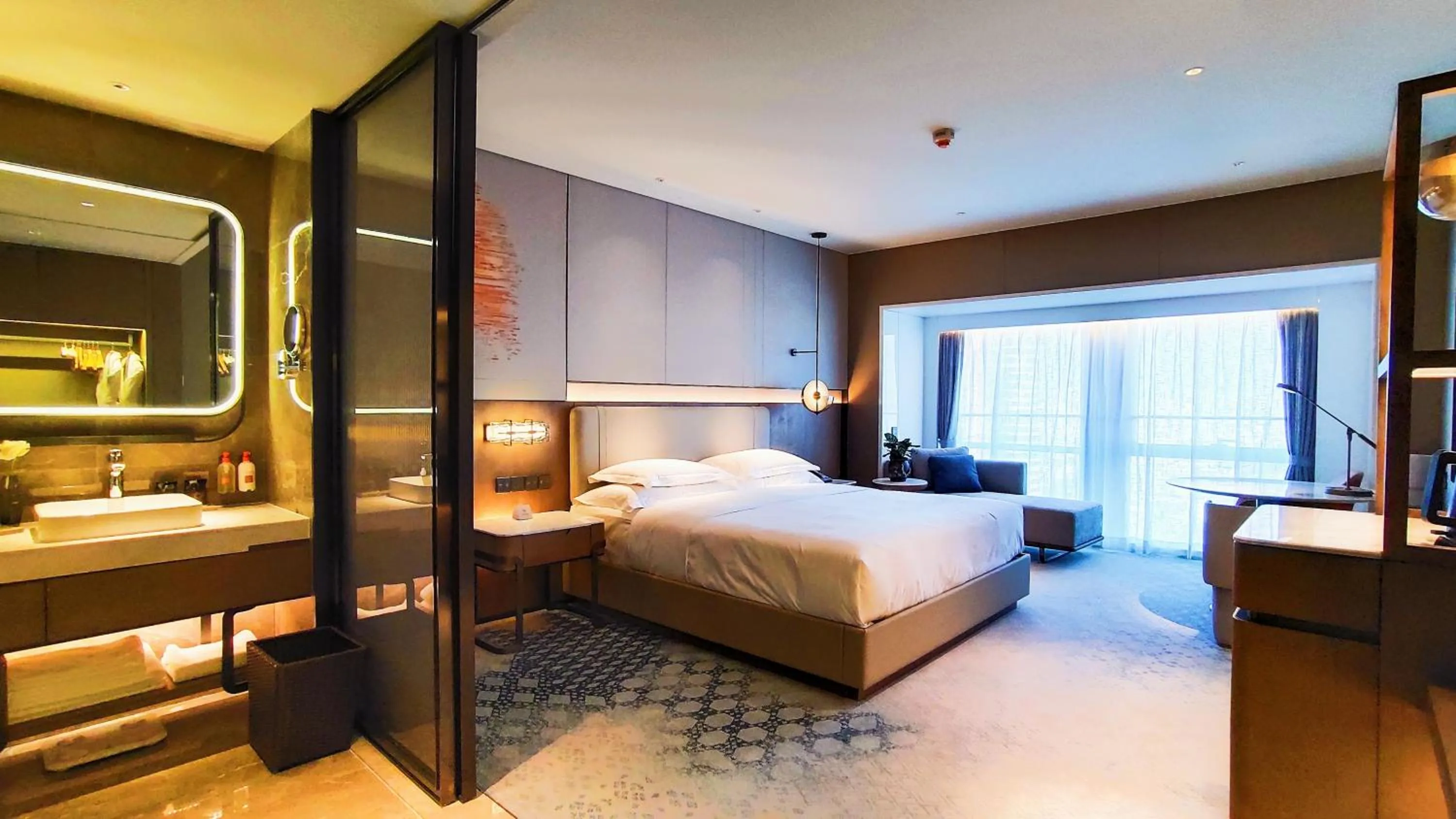 Photo of the whole room, Bed in Crowne Plaza Hohhot City Center