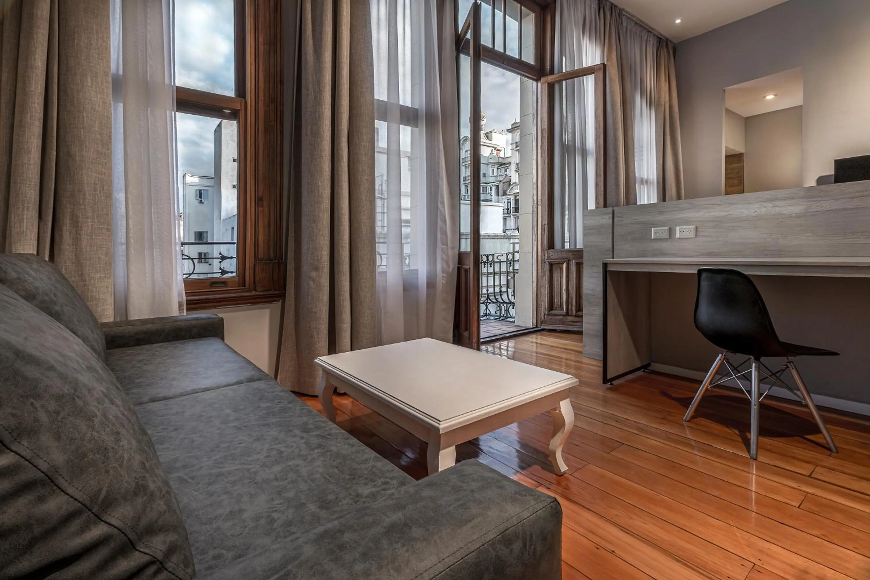 Photo of the whole room, Bed in Up Tribeca