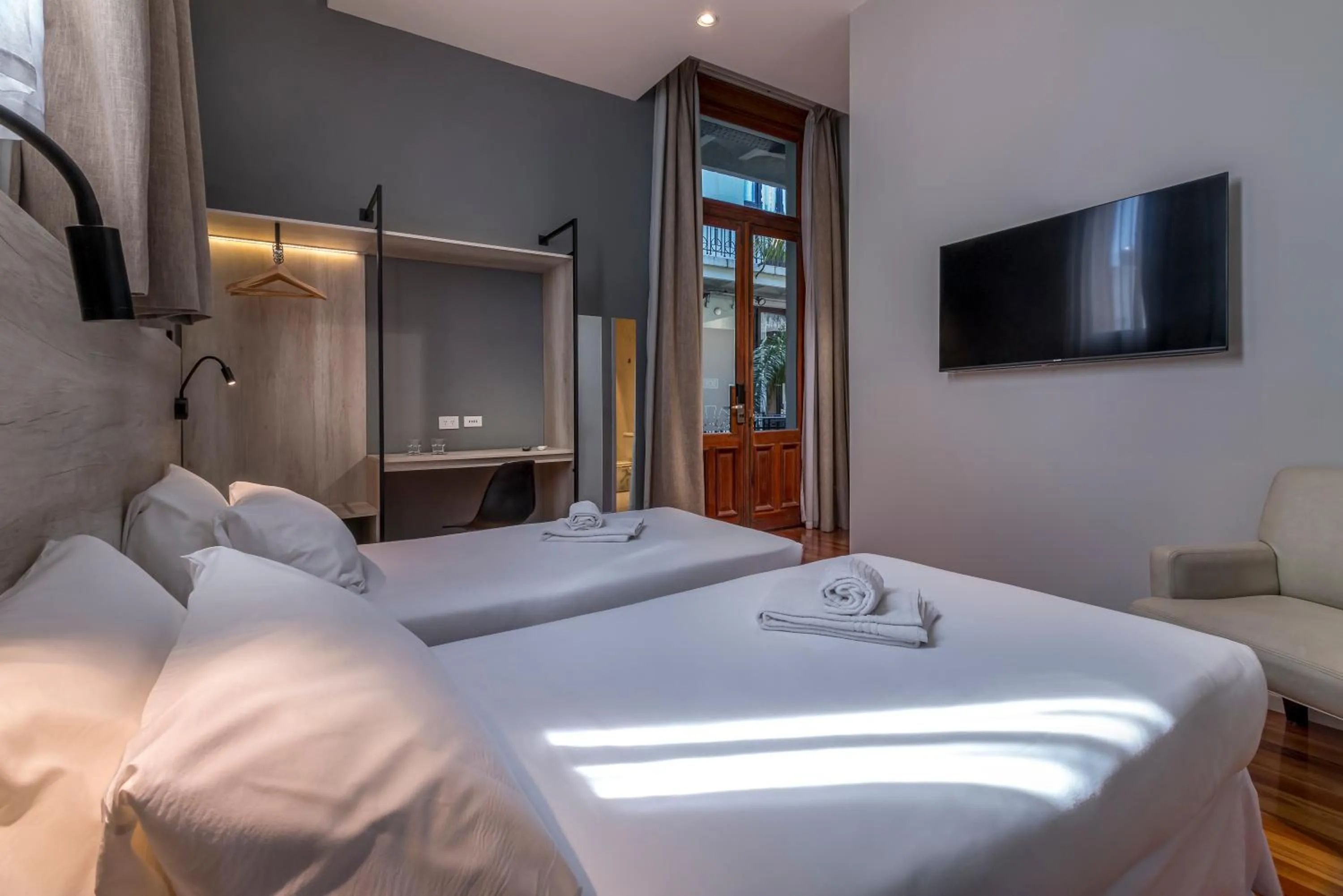 Bedroom, Bed in Up Tribeca