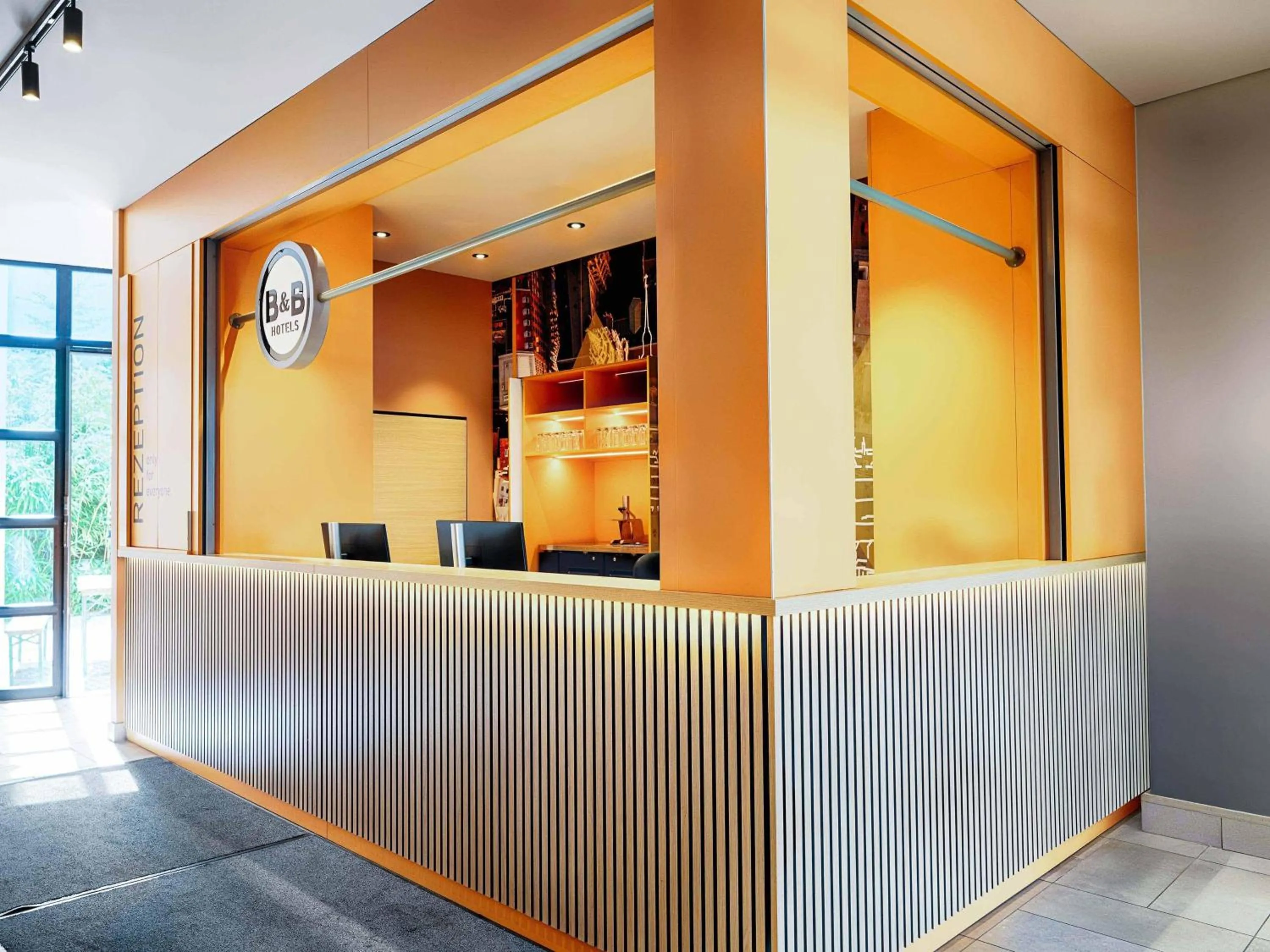 Lobby or reception in B&B Hotel München-Hbf