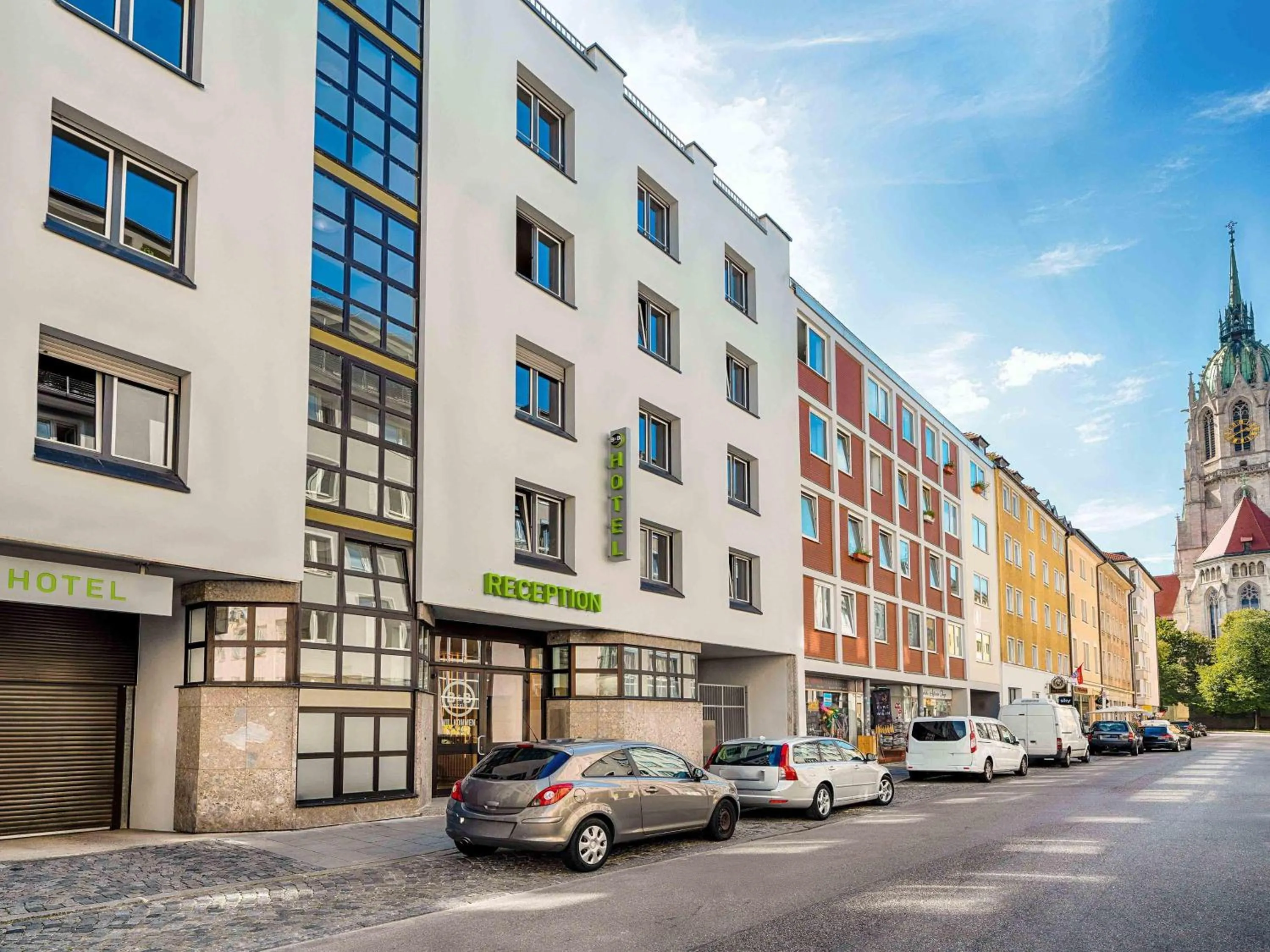 Property building in B&B Hotel München-Hbf