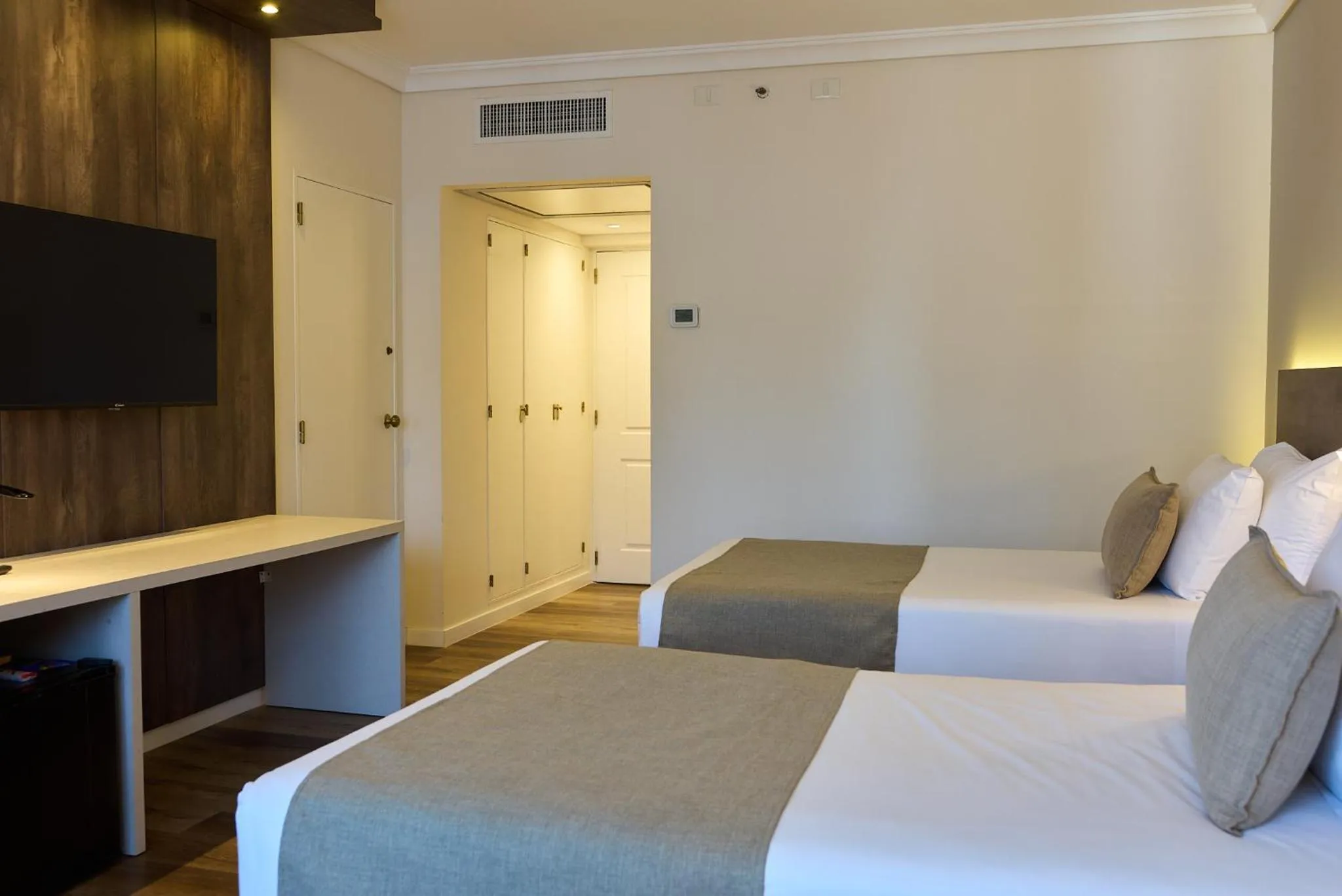 Communal lounge/ TV room, Bed in Dazzler by Wyndham Buenos Aires San Martin