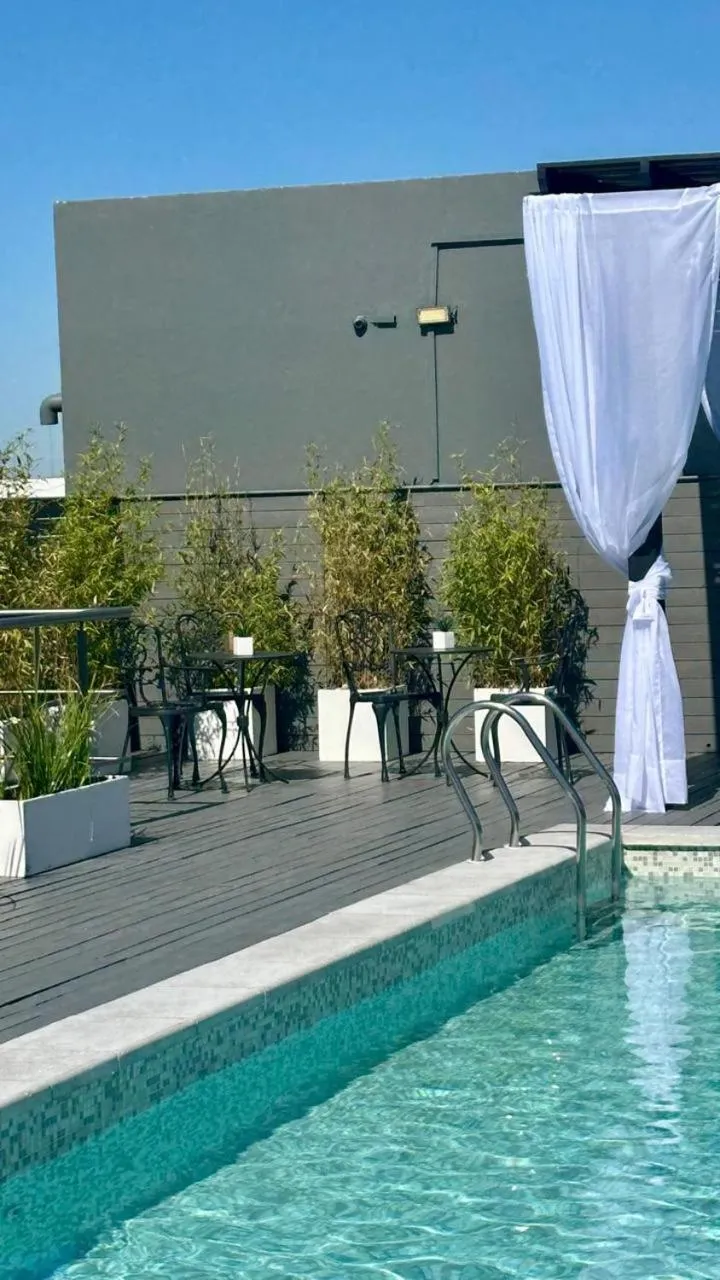 Swimming pool in Broadway Hotel & Suites