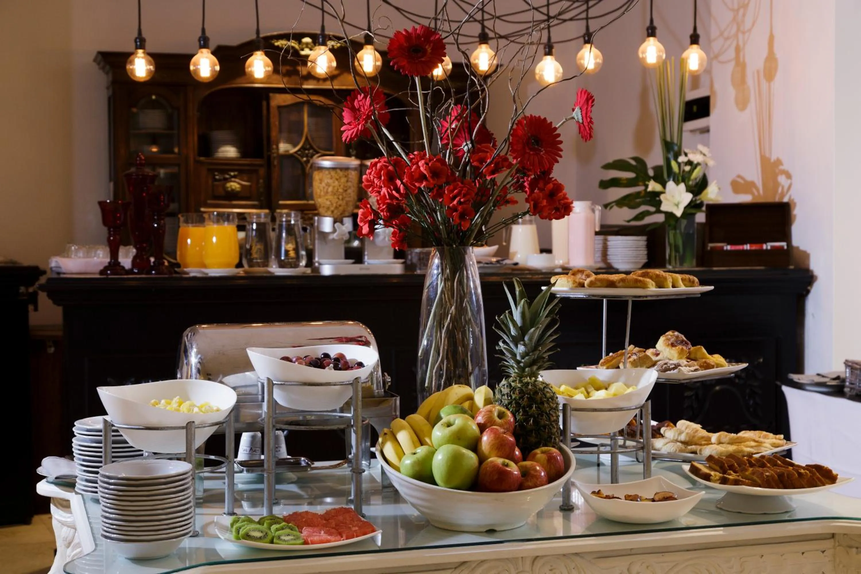 Buffet breakfast in Unique Executive Central