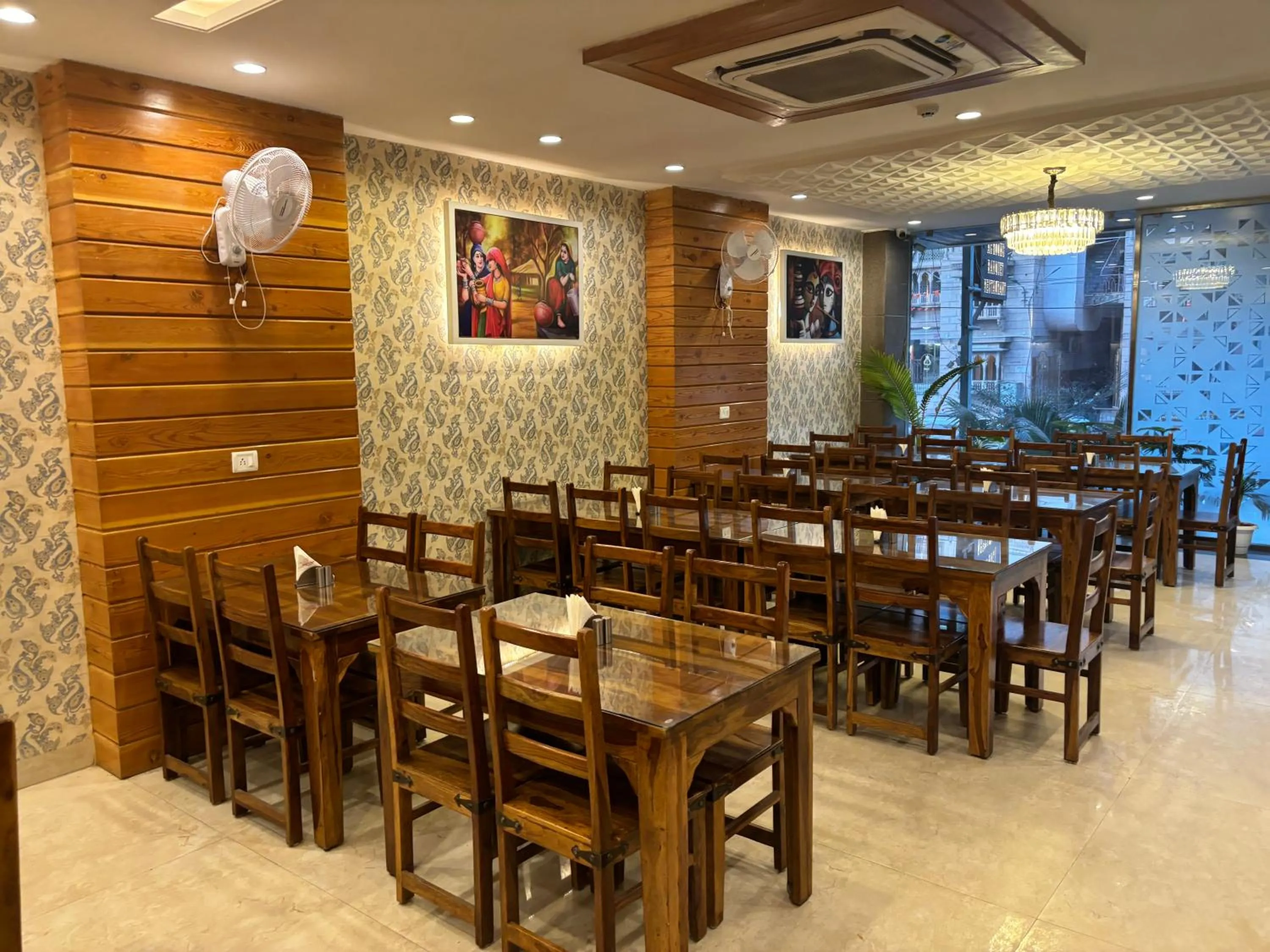 Restaurant/places to eat in Hotel Life Inn