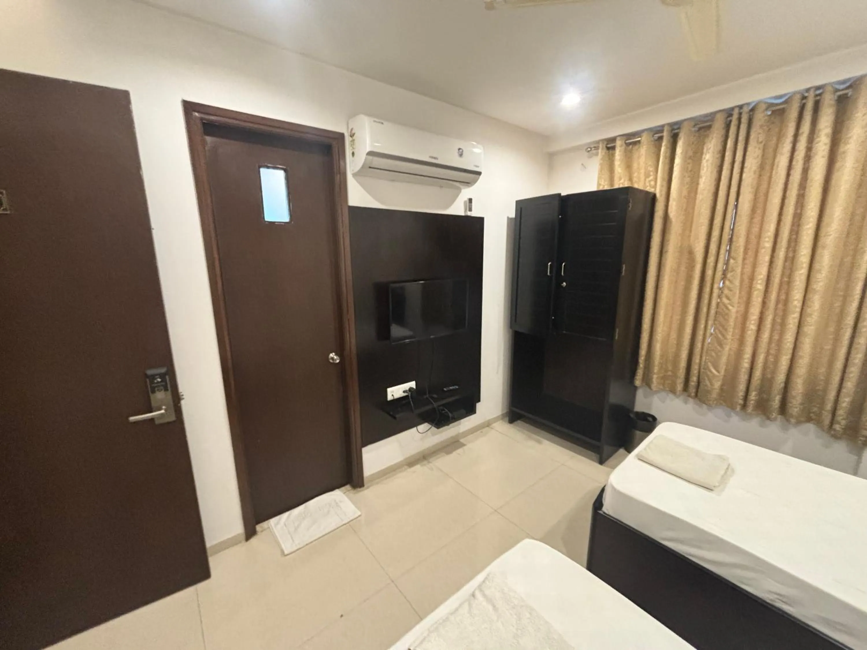 TV and multimedia, Bed in Hotel Life Inn