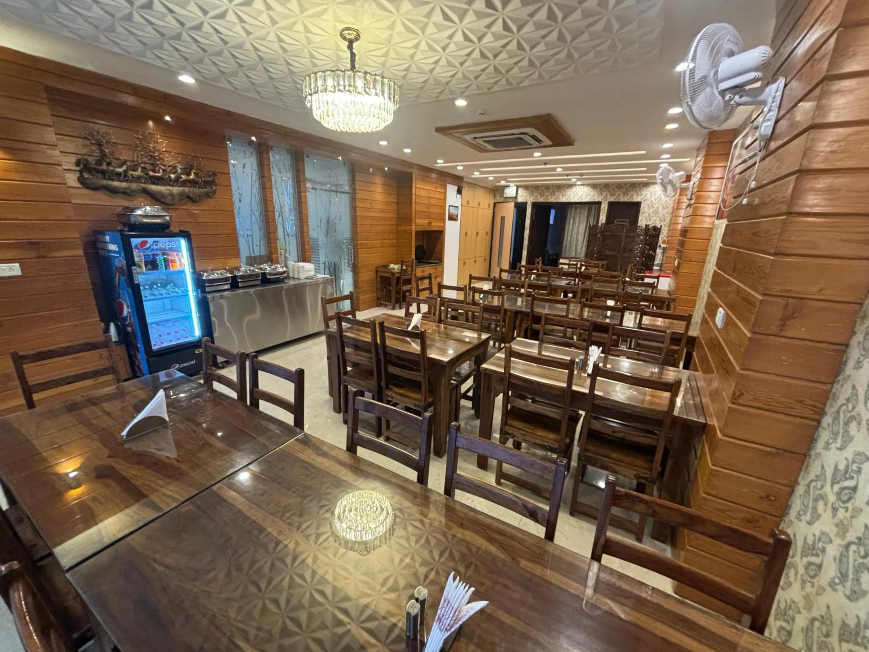 Restaurant/places to eat in Hotel Life Inn