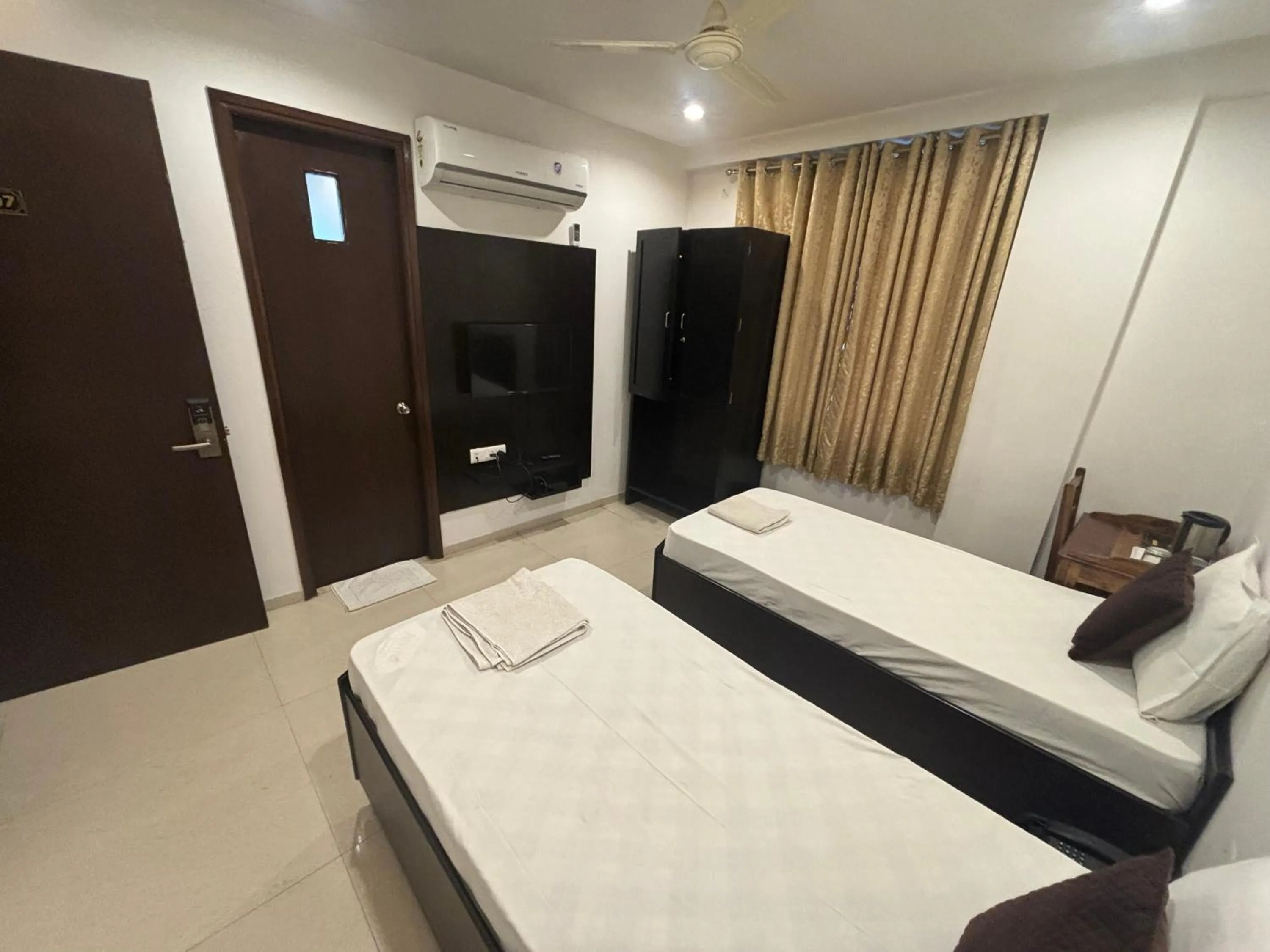 Bedroom, Bed in Hotel Life Inn