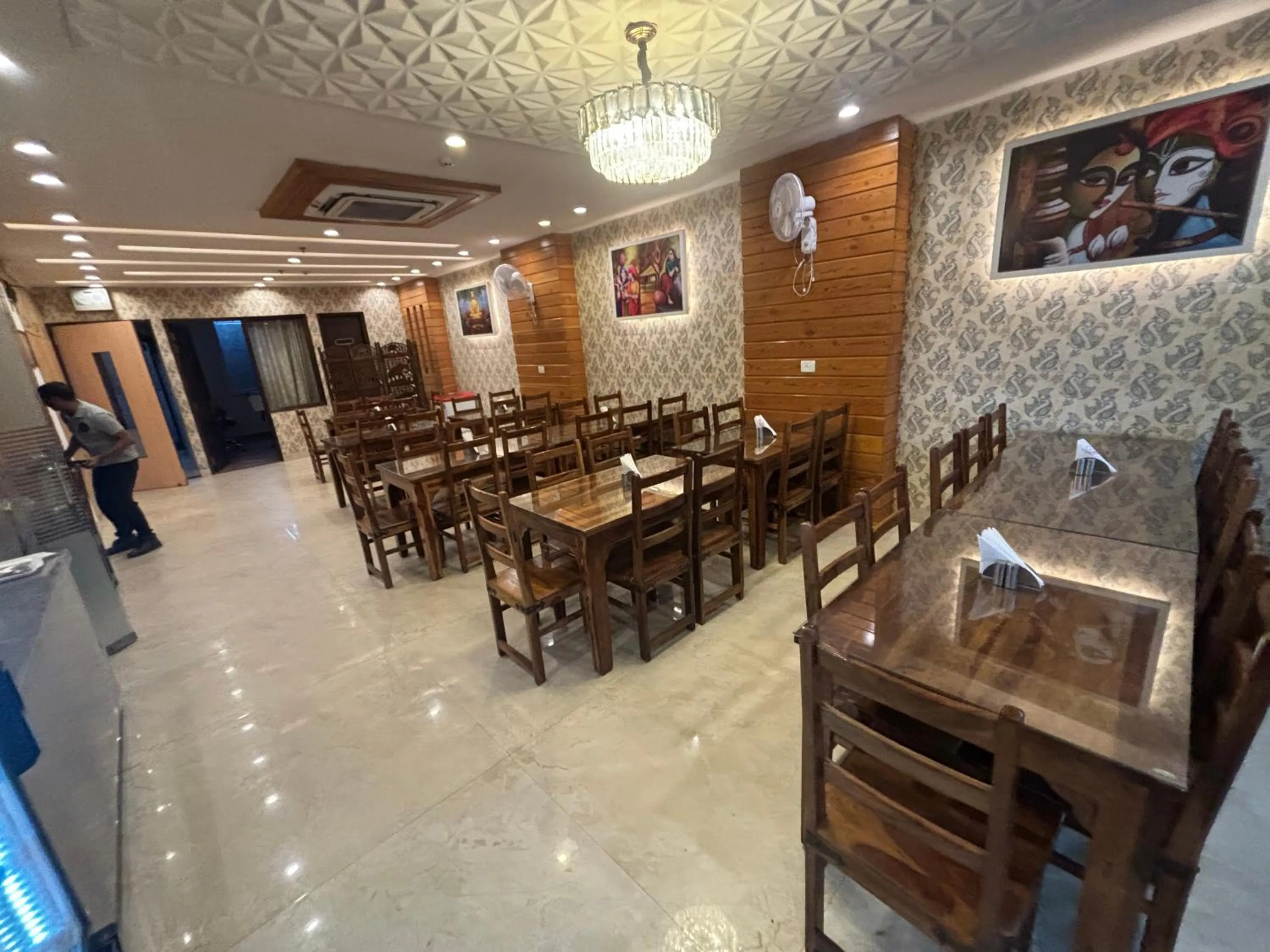 Restaurant/places to eat in Hotel Life Inn