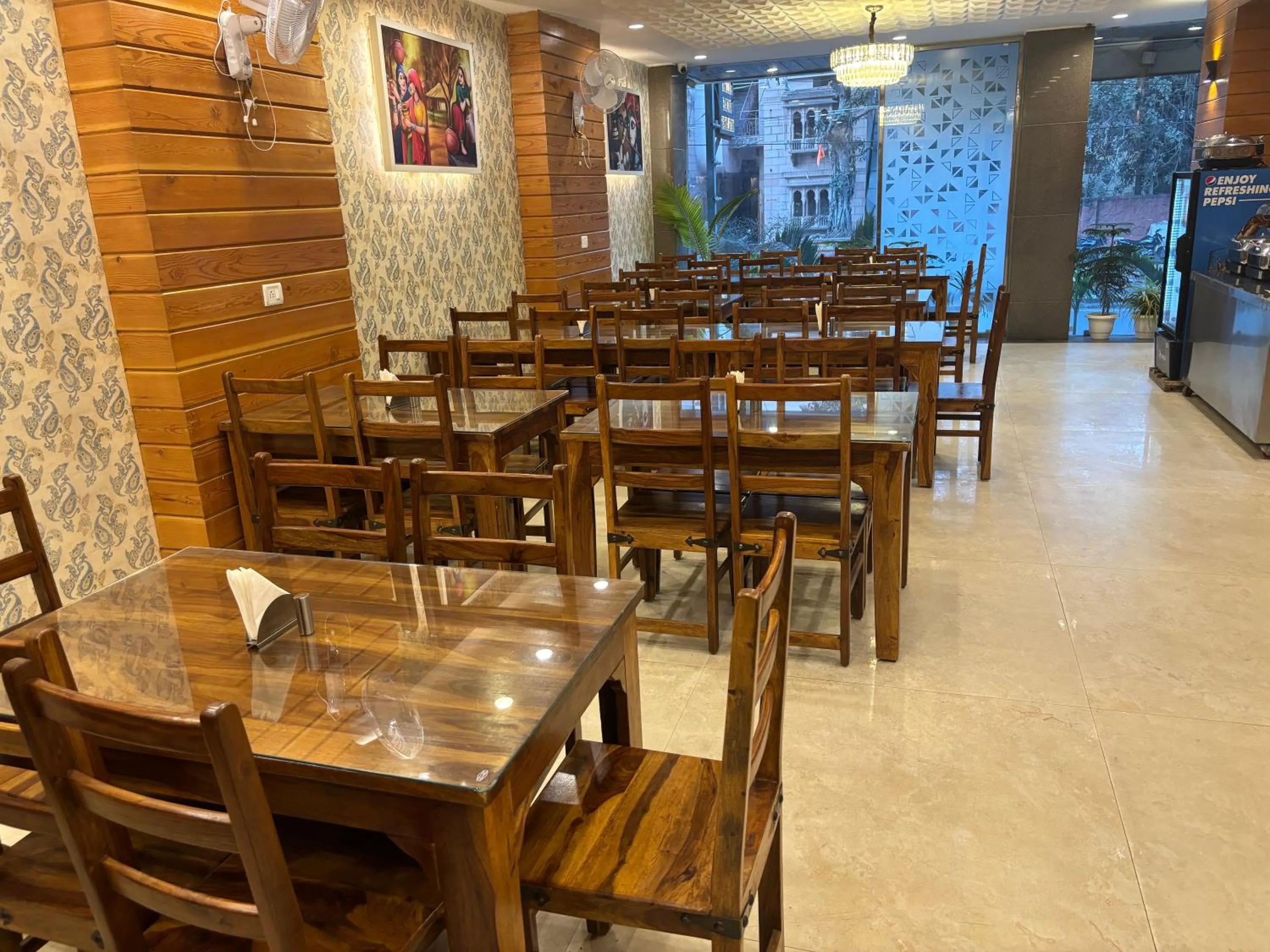 Restaurant/places to eat in Hotel Life Inn