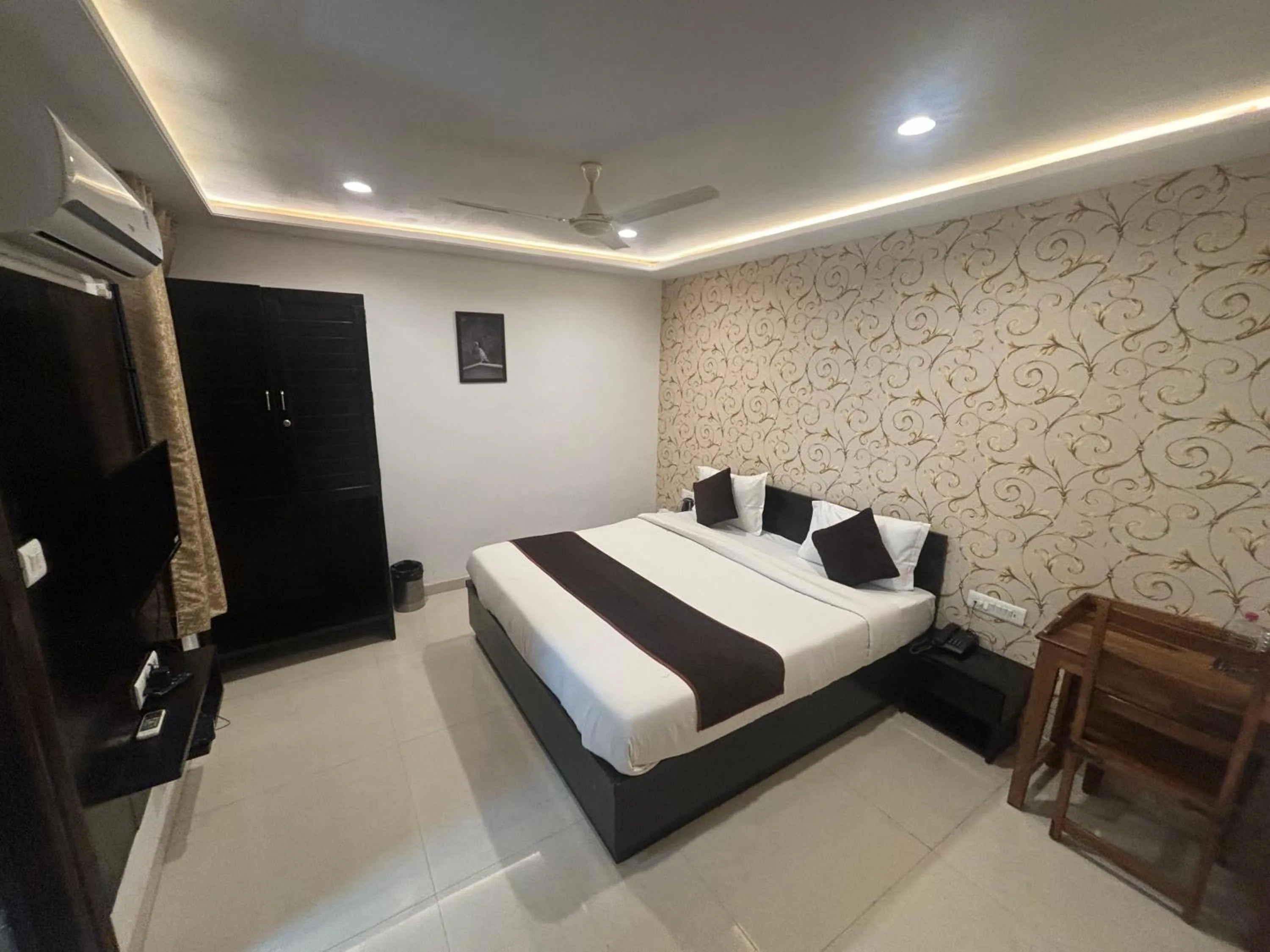 TV and multimedia, Bed in Hotel Life Inn