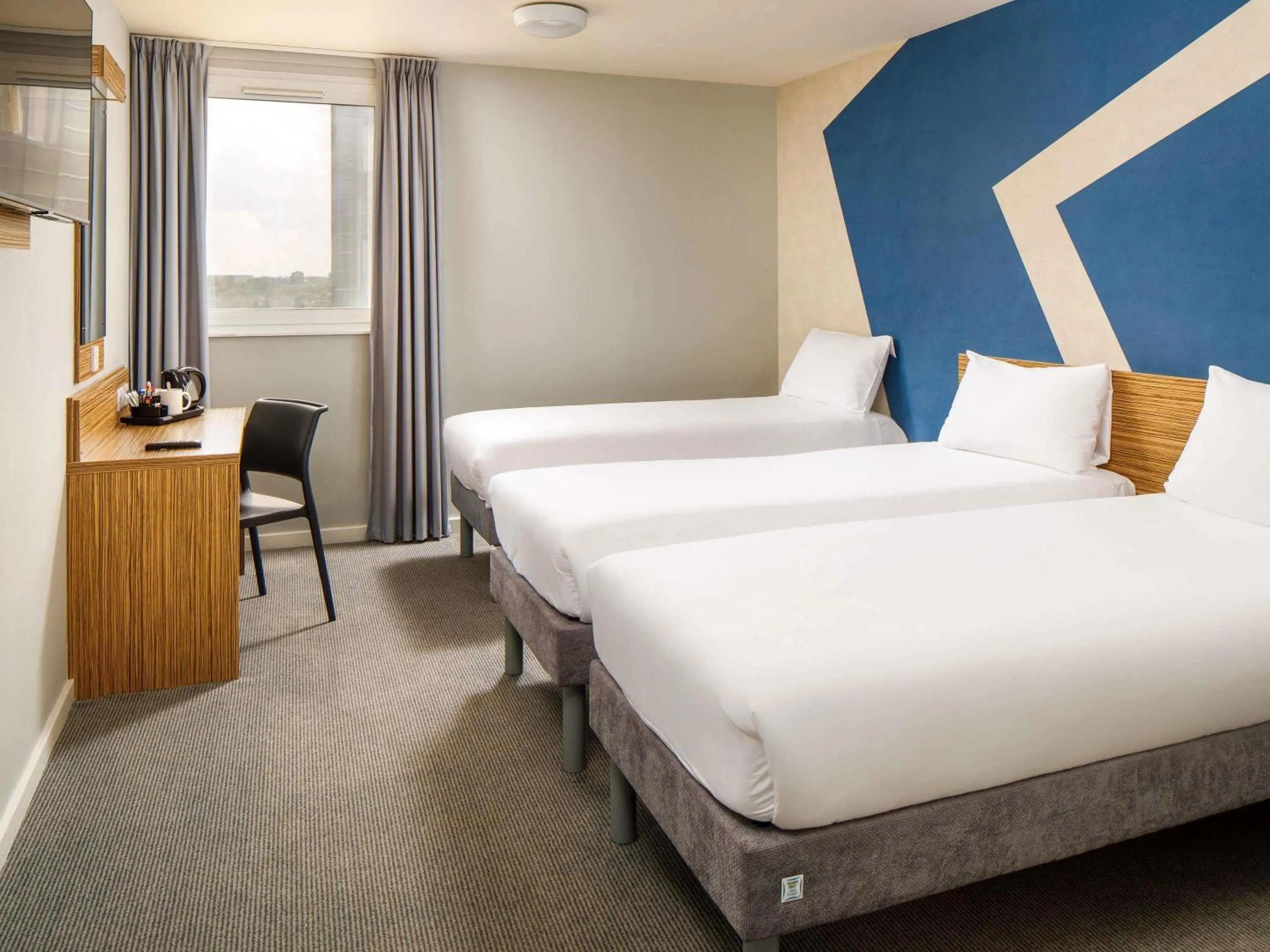 Bedroom, Bed in ibis budget London Heathrow Central