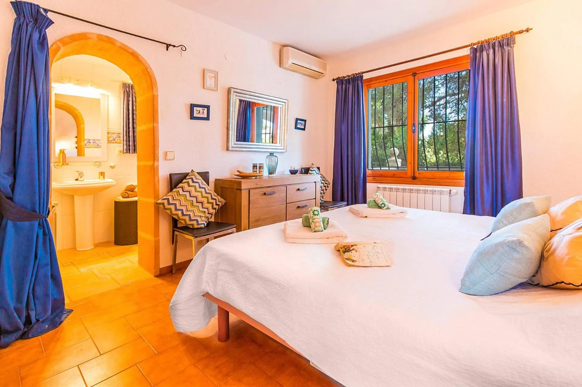 Bed in Villa Moreno with Large Private Pool