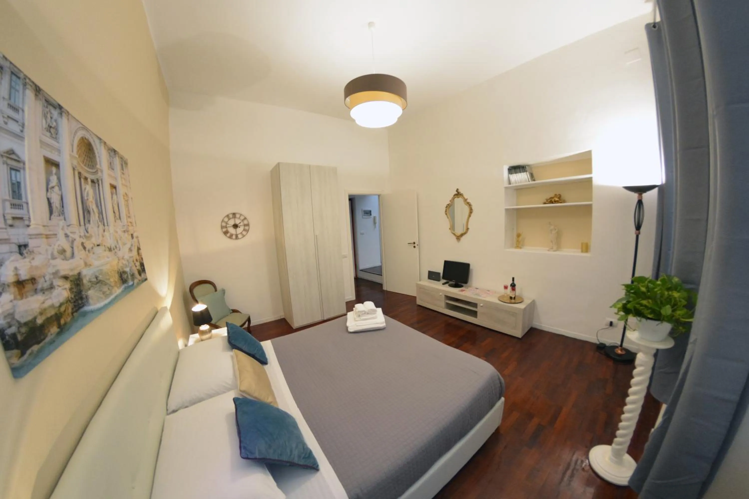 Bed in Chéri de Rome Vatican Apartment