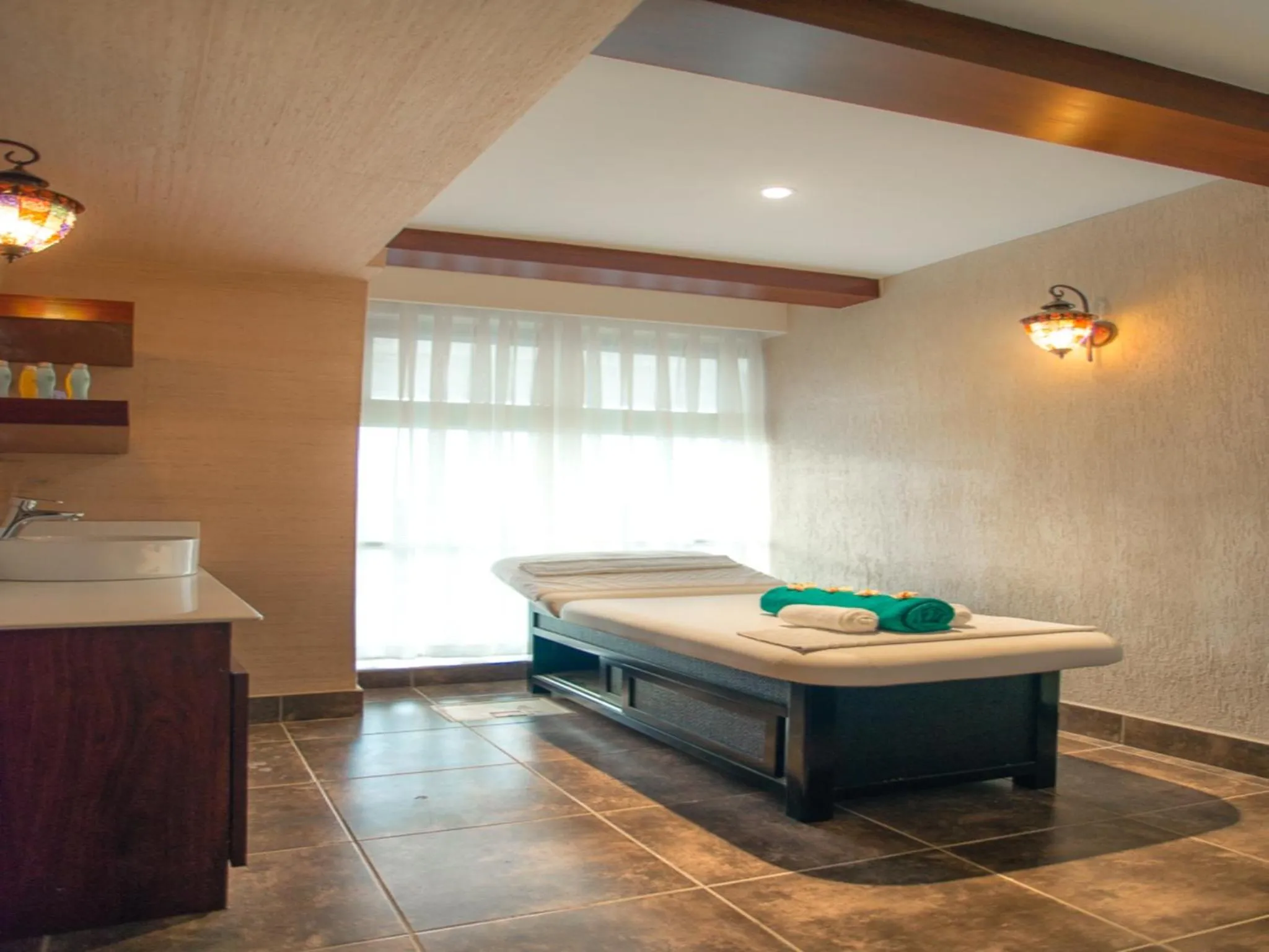 Massage, Bed in Diamond Plaza Apartments