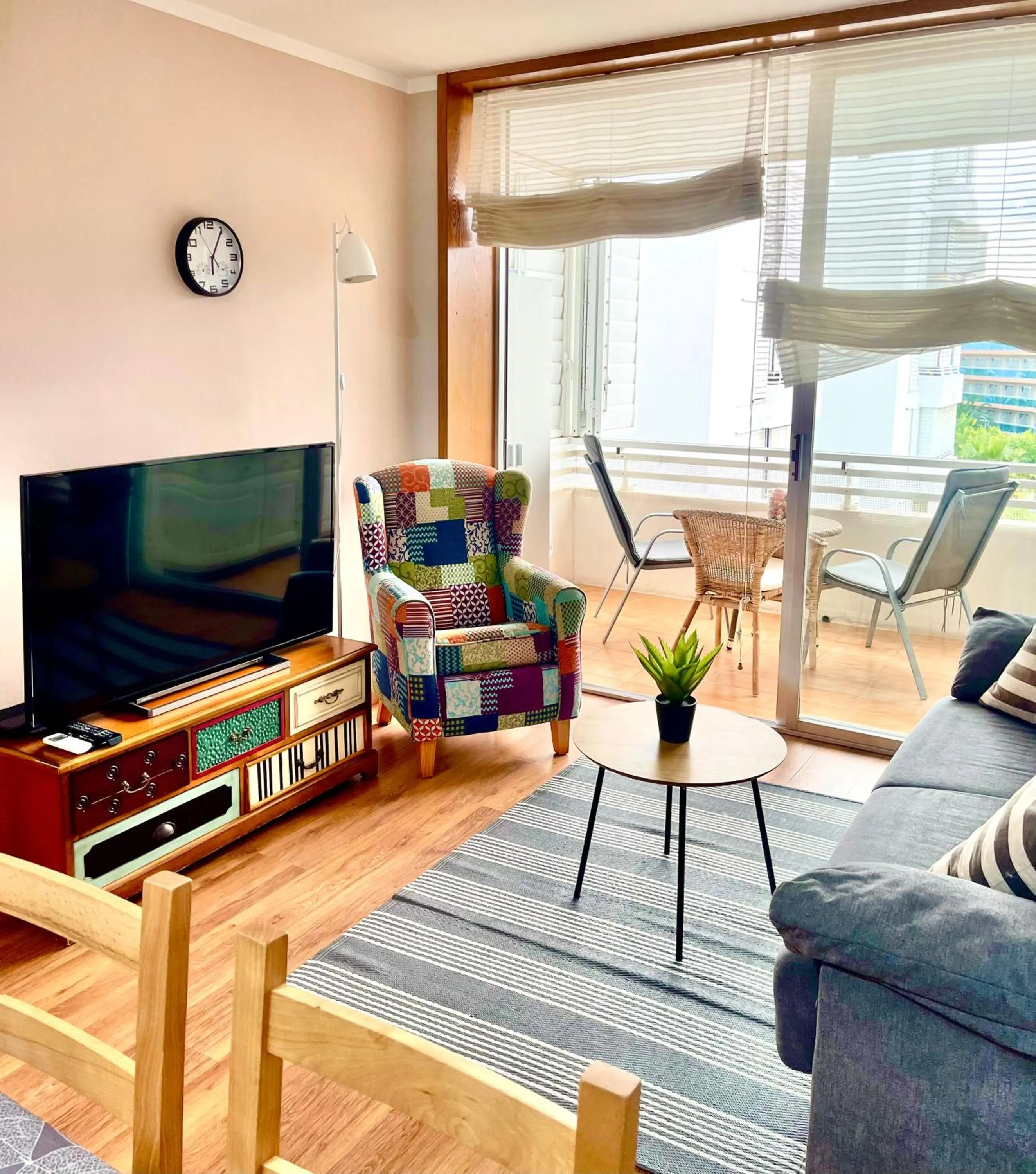LA MER BLEUE, Boutique Apartament with free parking, full equipped in Fenals Beach