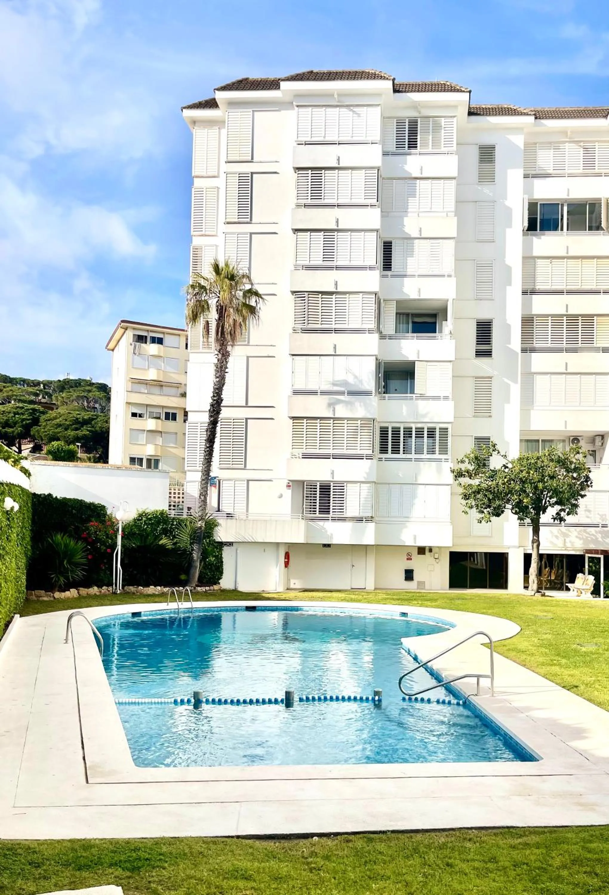 LA MER BLEUE, Boutique Apartament with free parking, full equipped in Fenals Beach