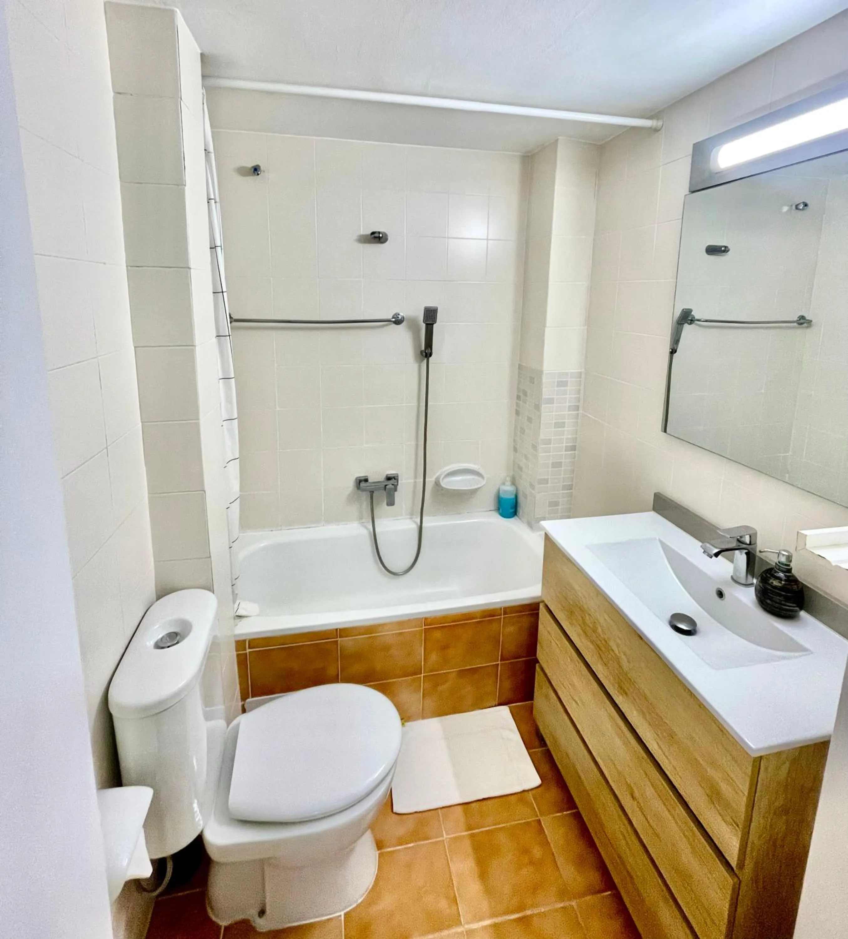 LA MER BLEUE, Boutique Apartament with free parking, full equipped in Fenals Beach