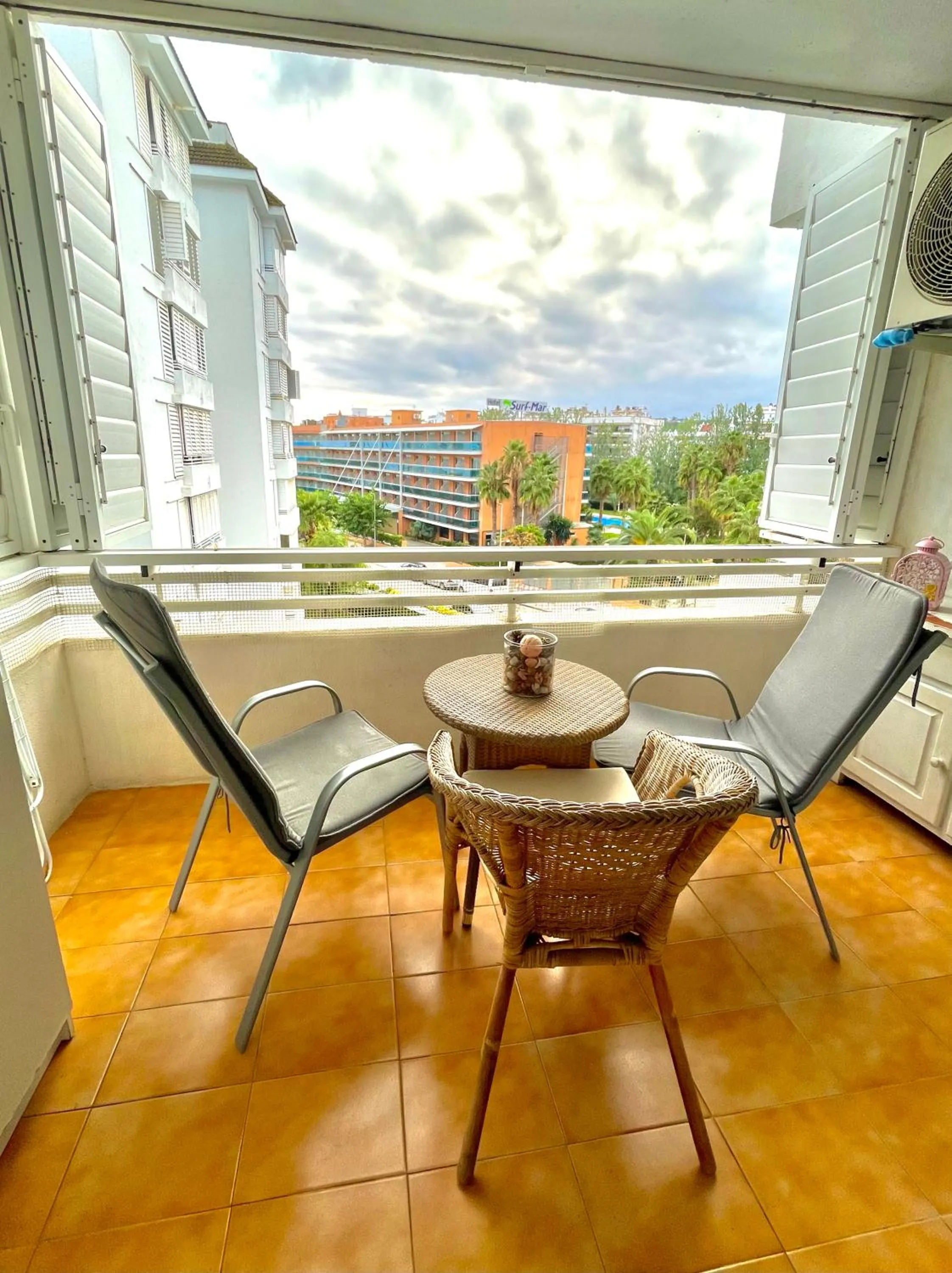LA MER BLEUE, Boutique Apartament with free parking, full equipped in Fenals Beach