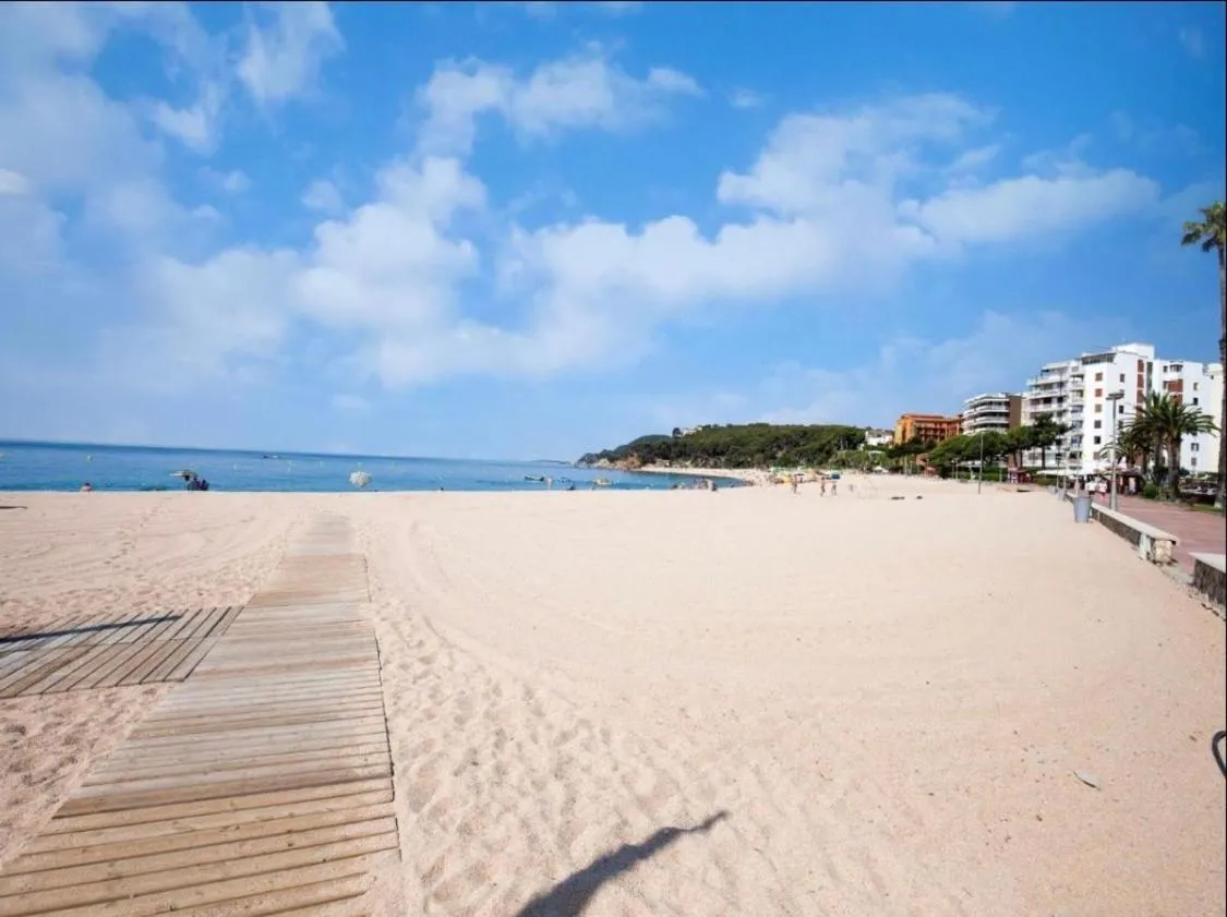 LA MER BLEUE, Boutique Apartament with free parking, full equipped in Fenals Beach