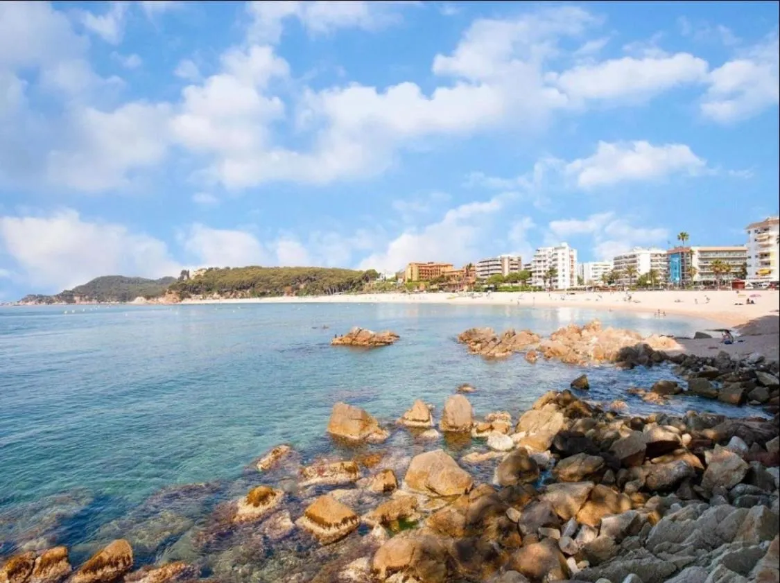 LA MER BLEUE, Boutique Apartament with free parking, full equipped in Fenals Beach
