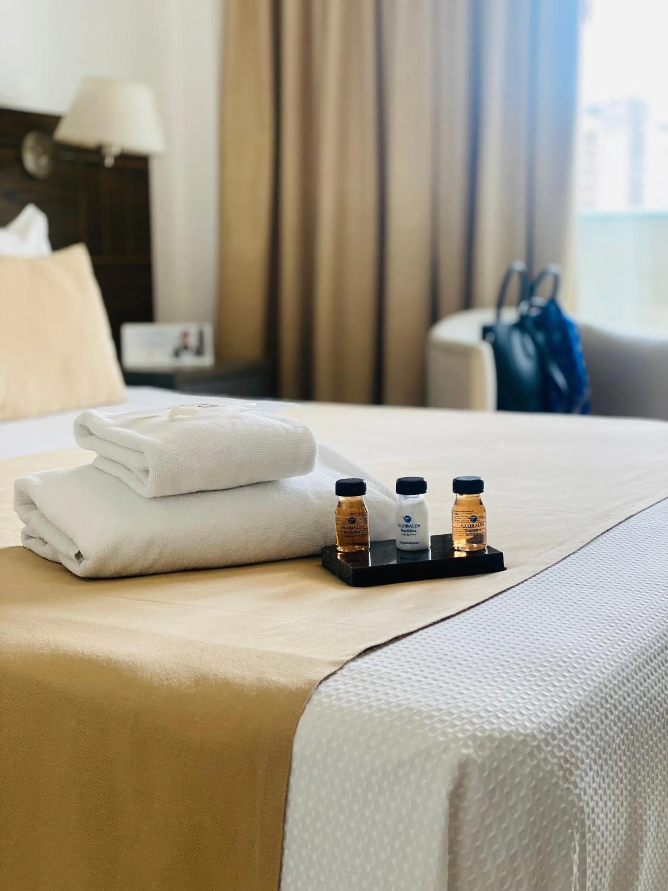 Photo of the whole room, Bed in Globales Republica