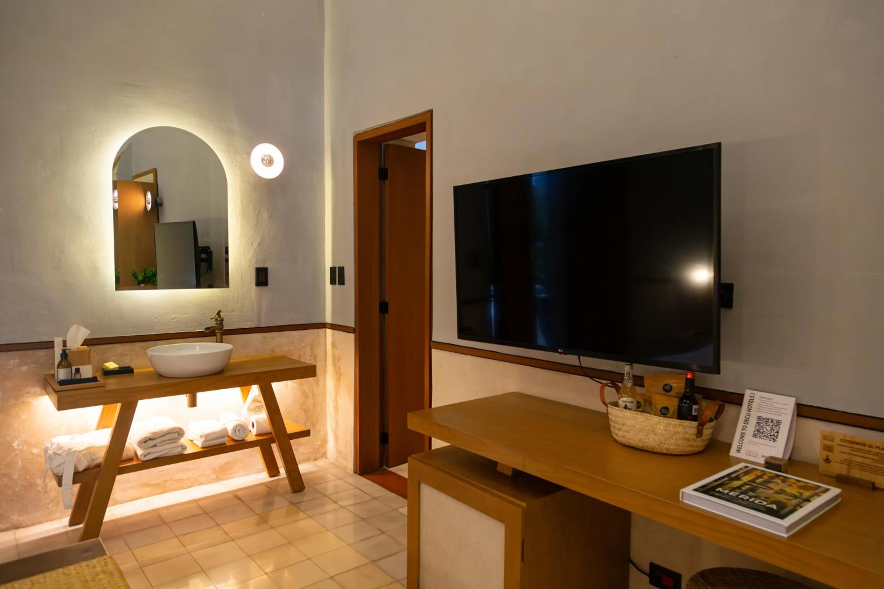 Photo of the whole room, Bed in DECU DOWNTOWN