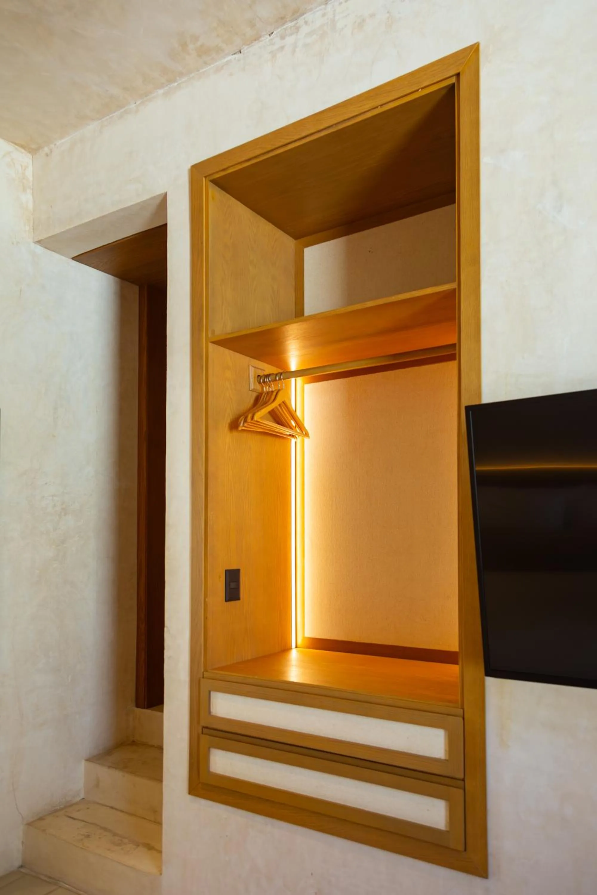 wardrobe in DECU DOWNTOWN