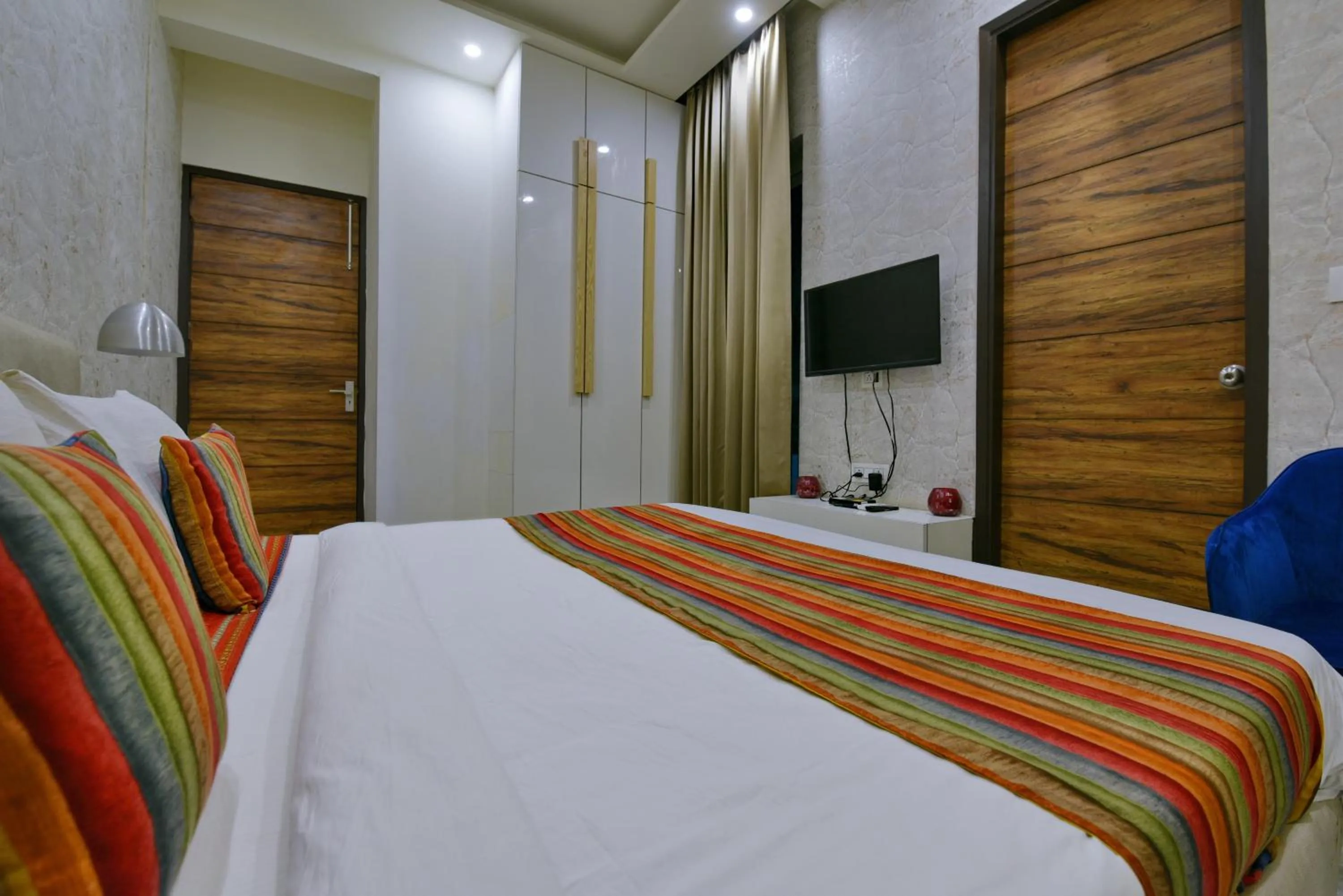 Communal lounge/ TV room, Bed in Hotel Fortune Inn By F9 Hotels