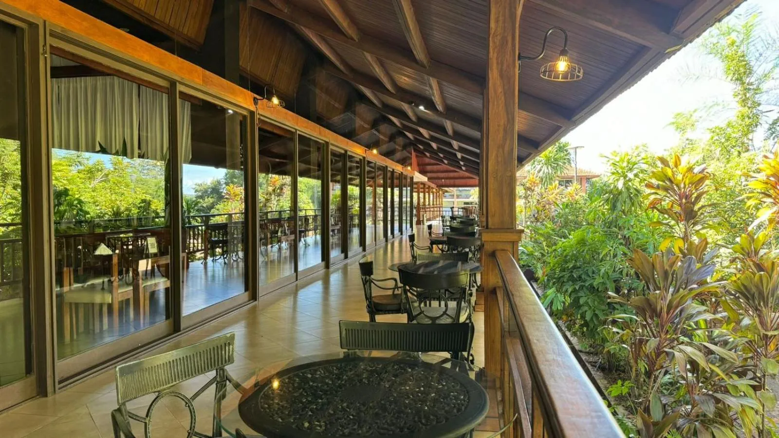 Swimming pool in Hotel Raices Esturion