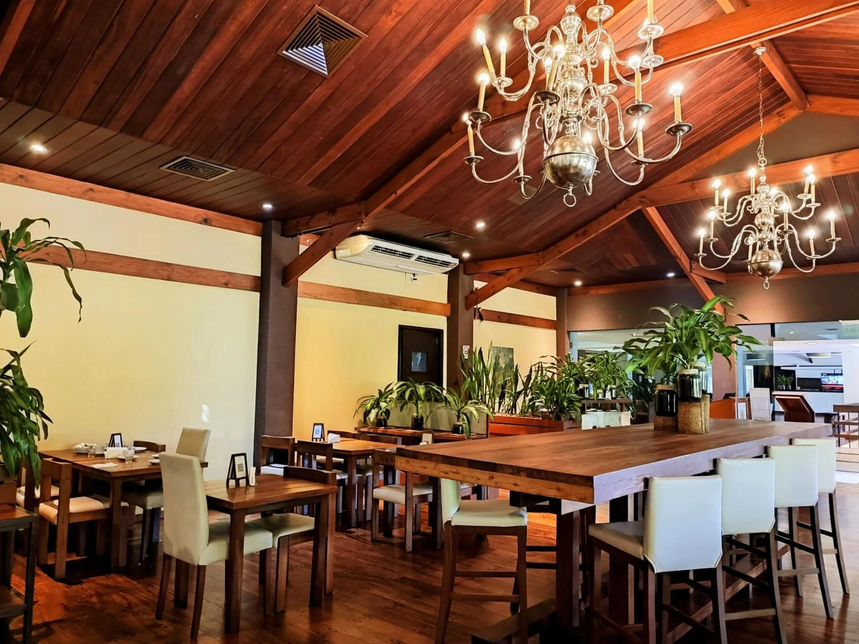 Restaurant/places to eat in Hotel Raices Esturion