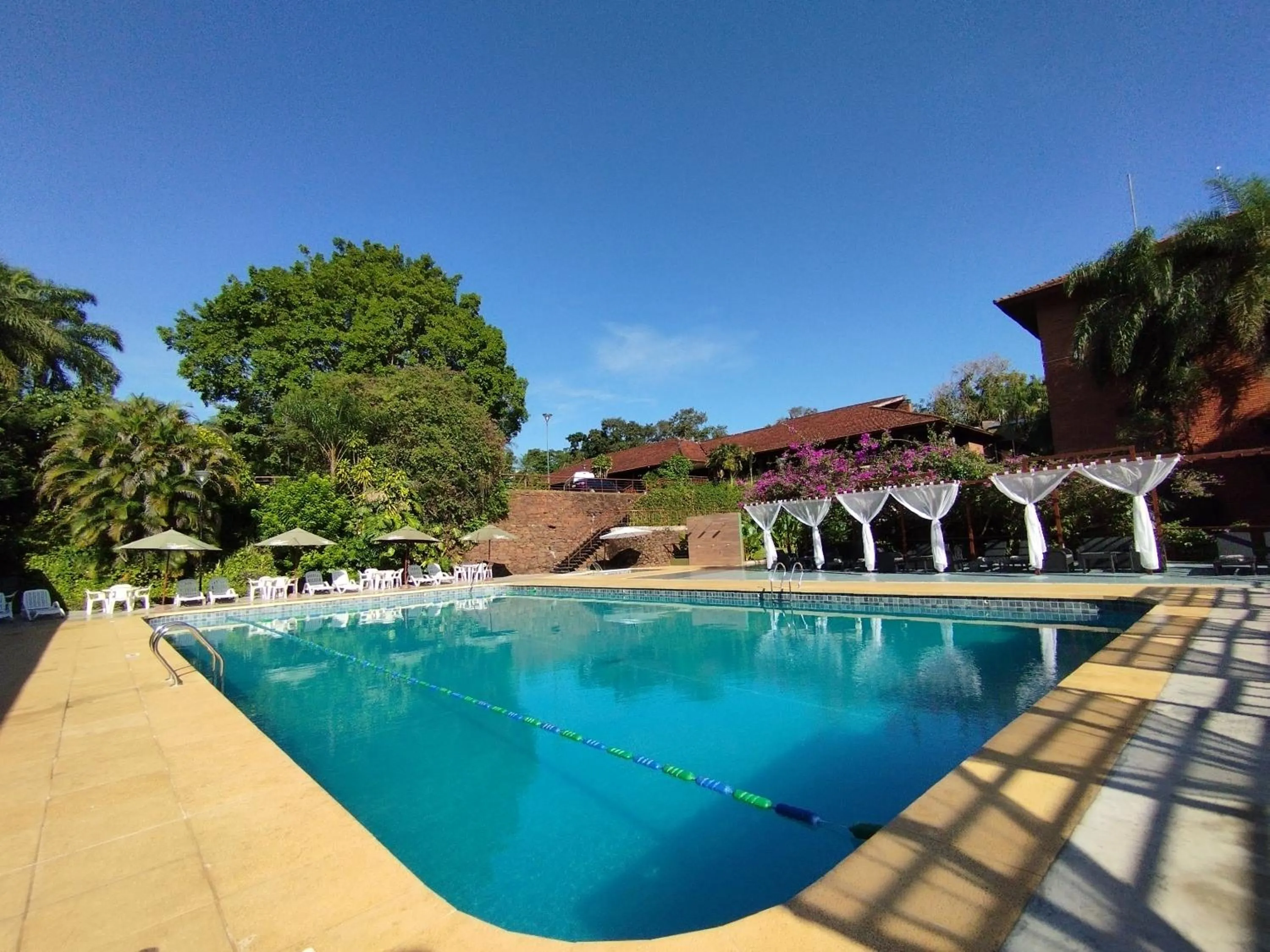 Swimming pool in Hotel Raices Esturion