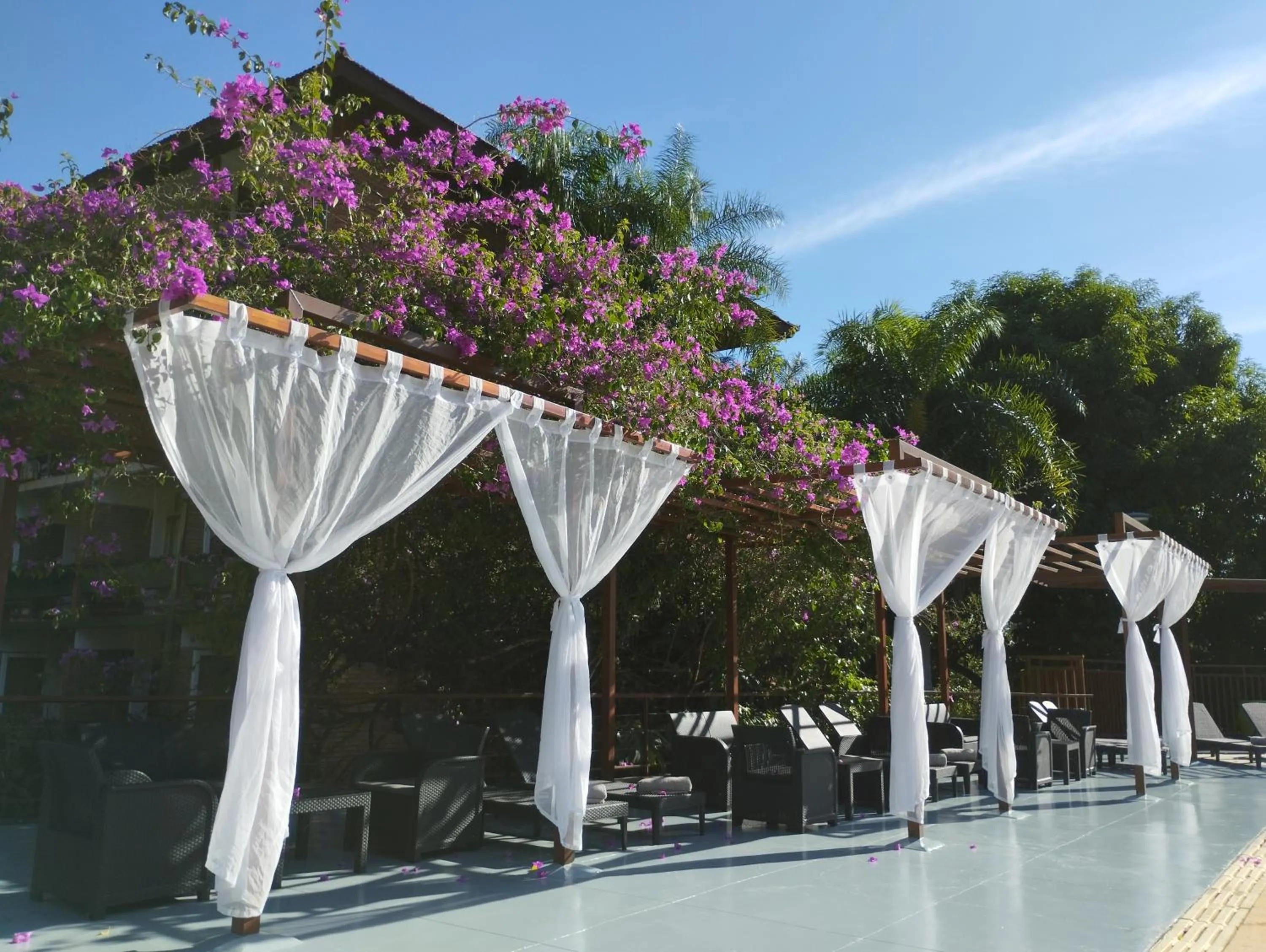 Swimming pool in Hotel Raices Esturion