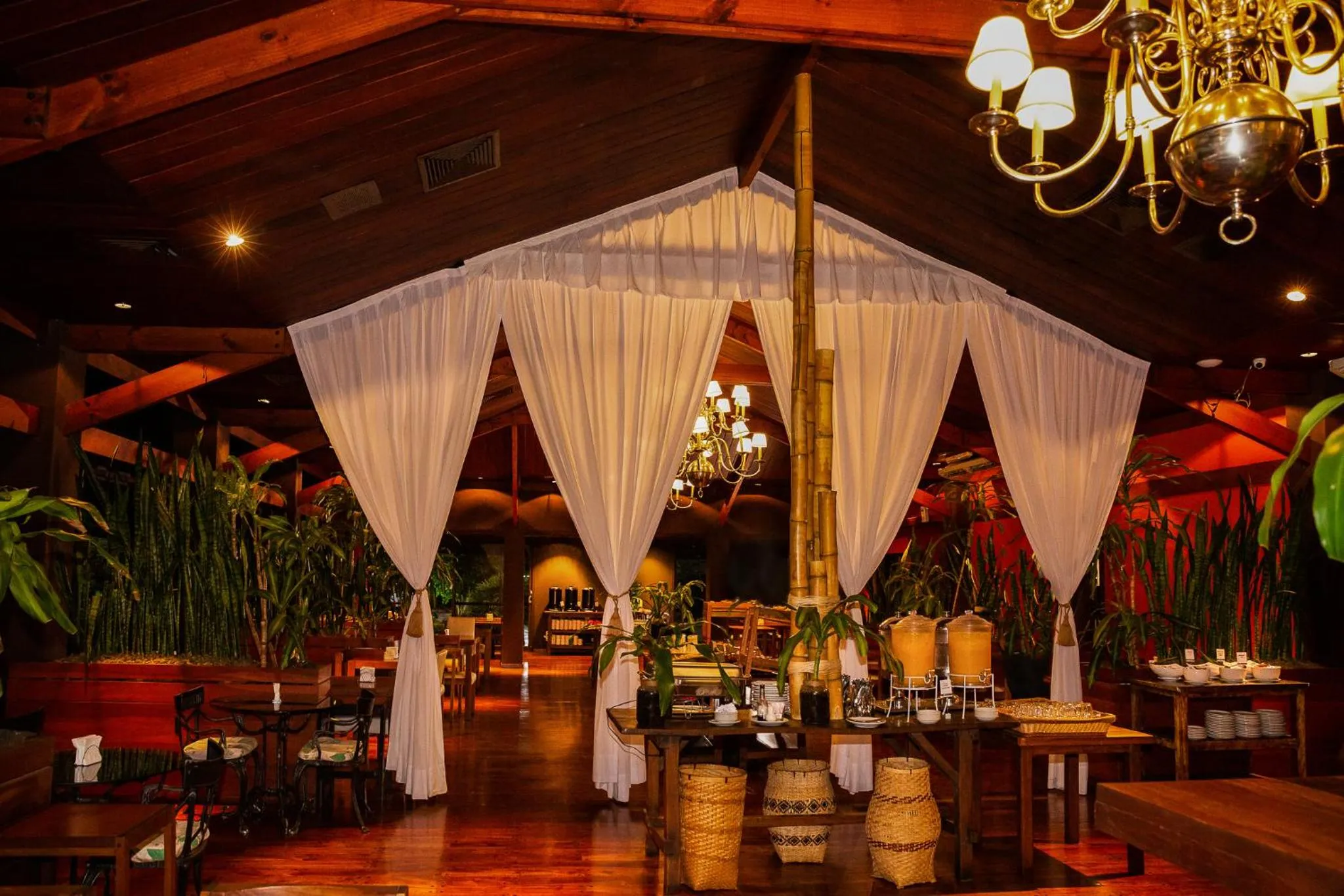 Restaurant/places to eat in Hotel Raices Esturion