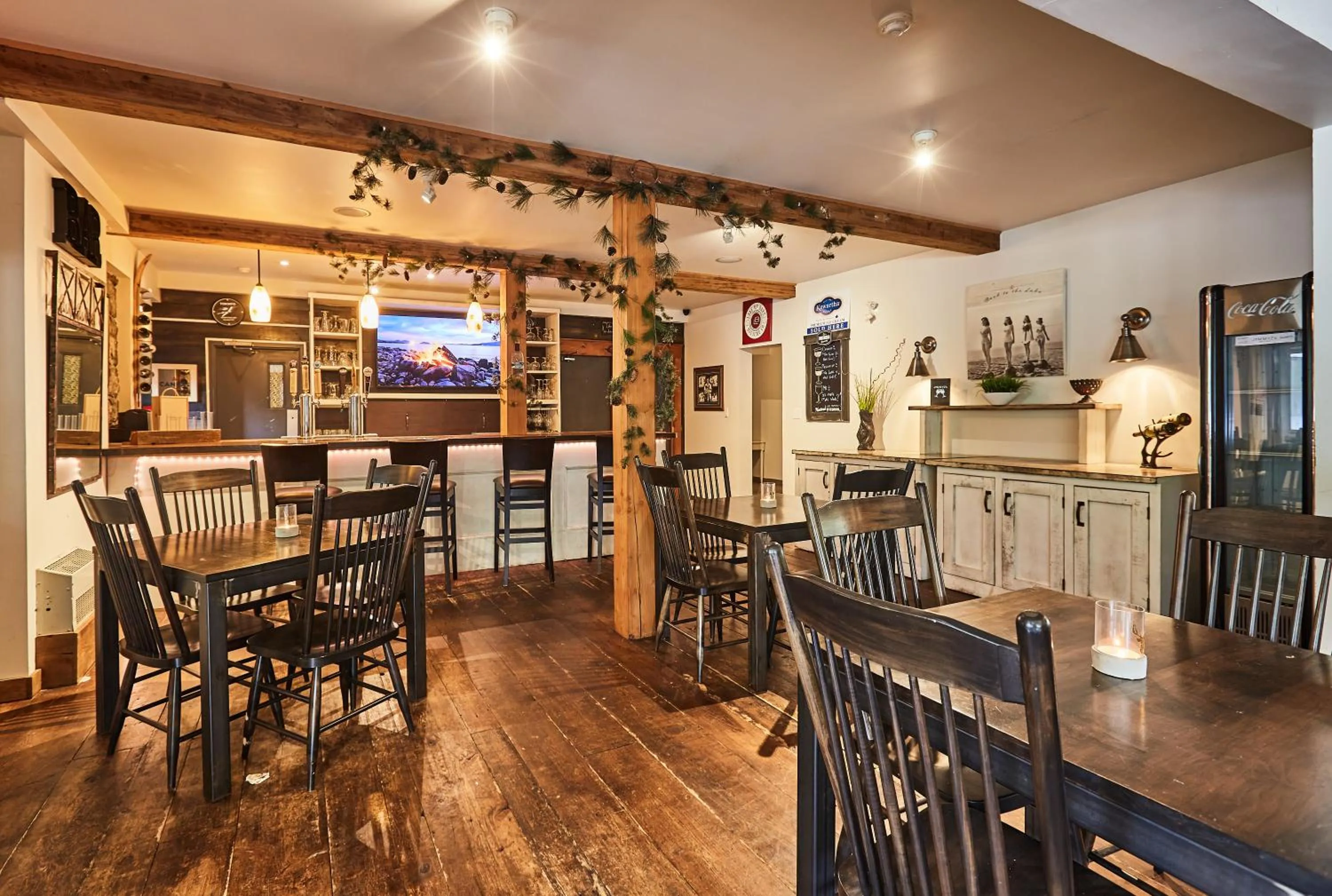 Lounge or bar in 3 Pines Lodge Muskoka