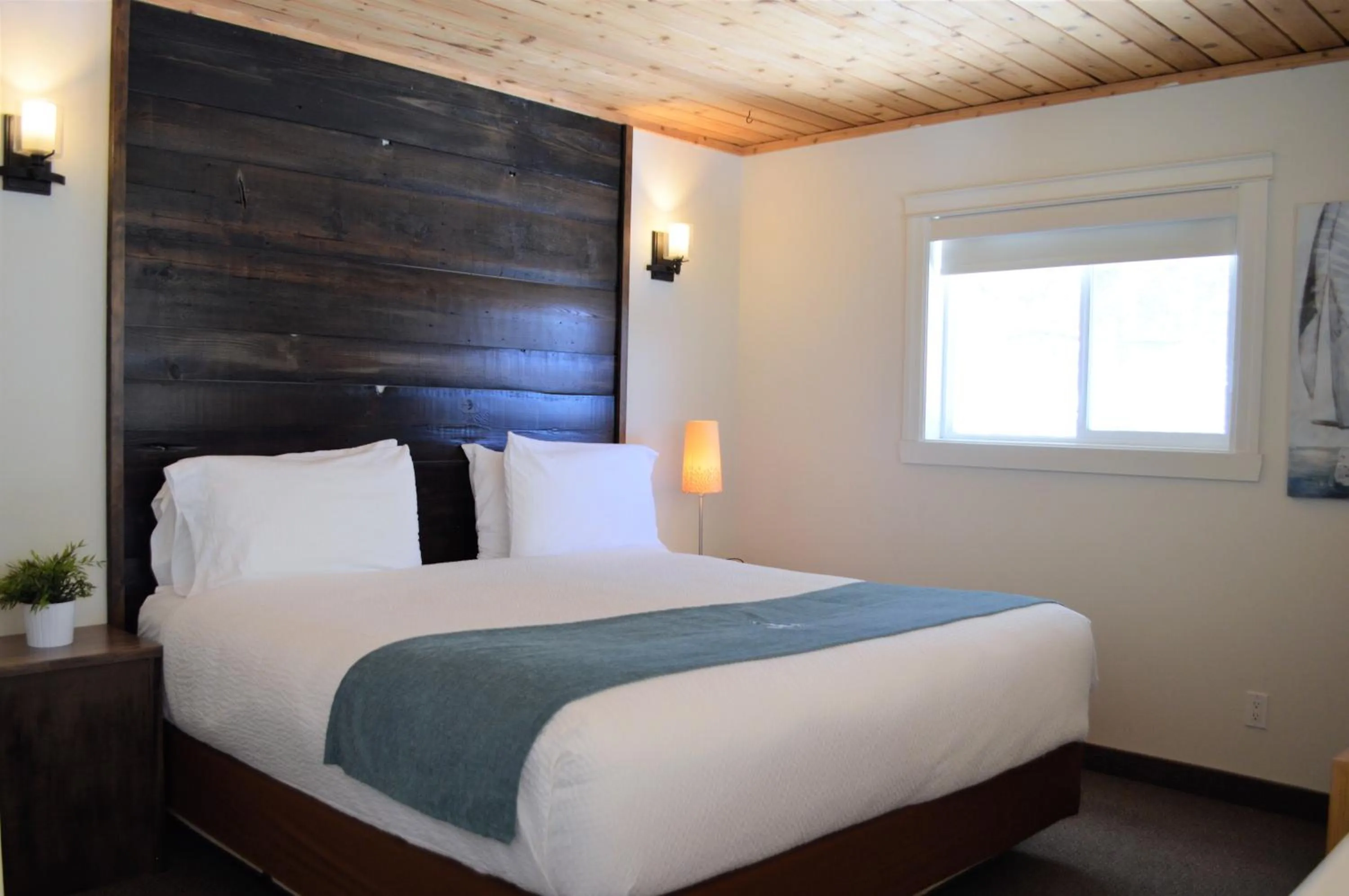 Bed in 3 Pines Lodge Muskoka