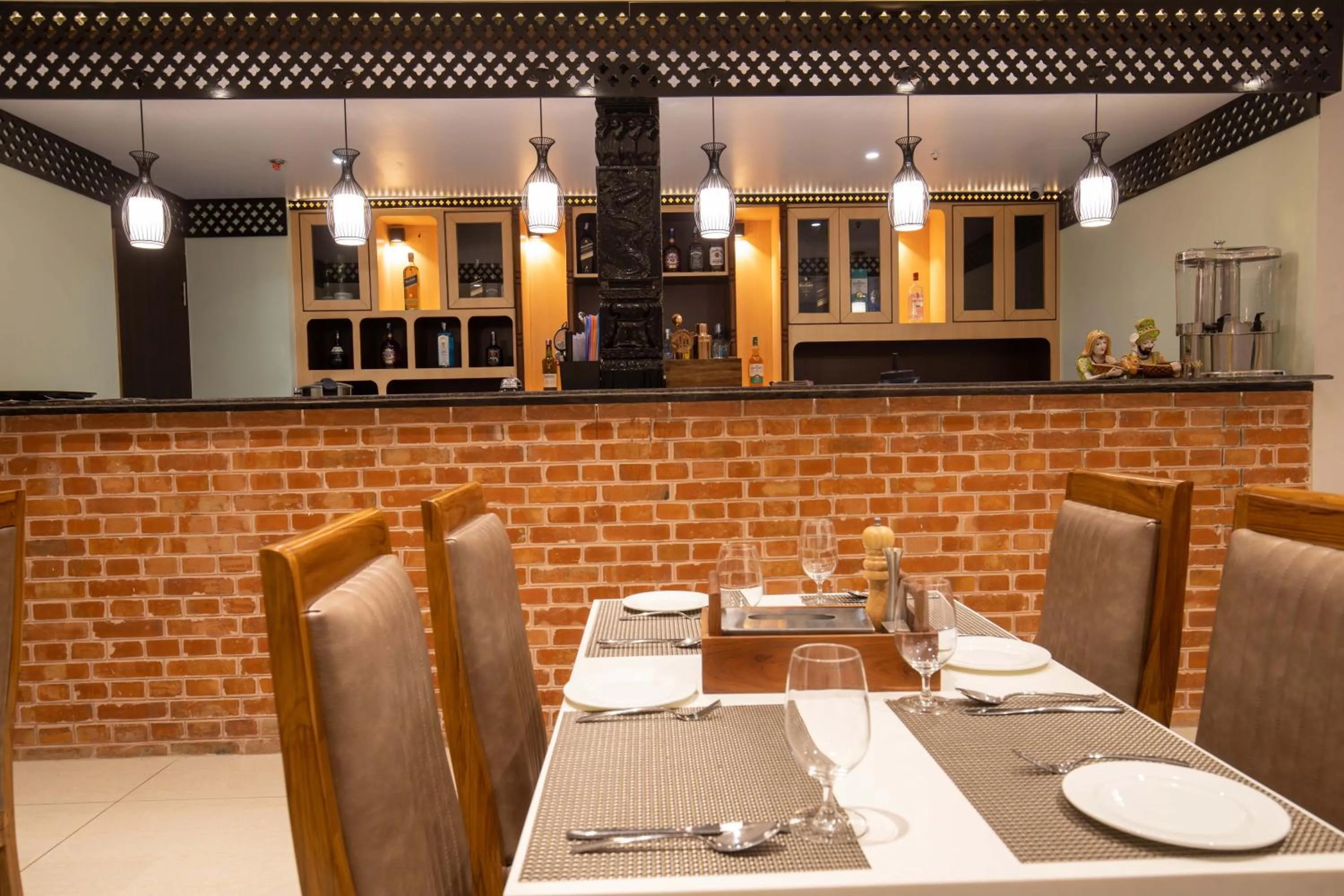 Restaurant/places to eat in Hotel Palm International