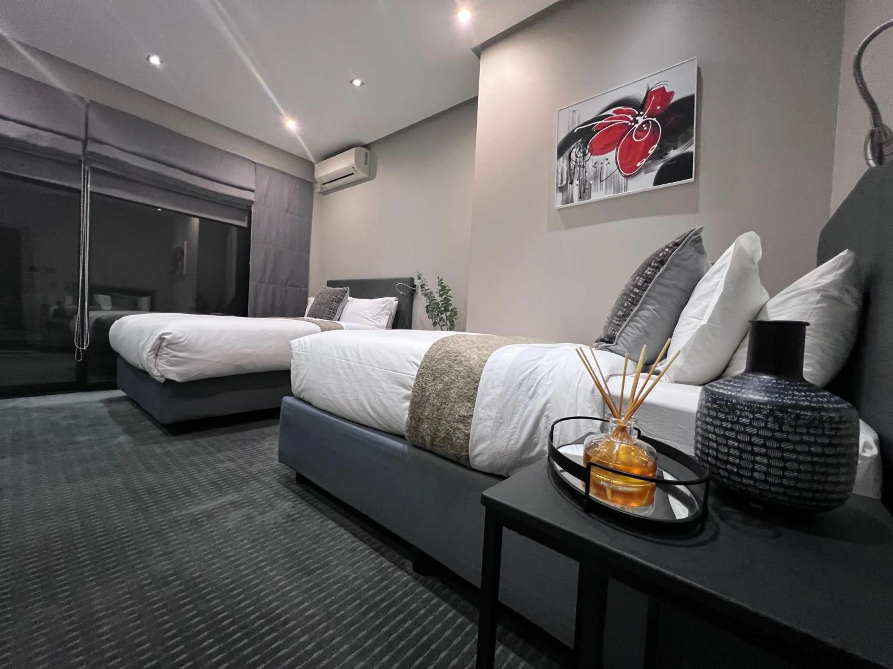 Photo of the whole room, Bed in The Raz