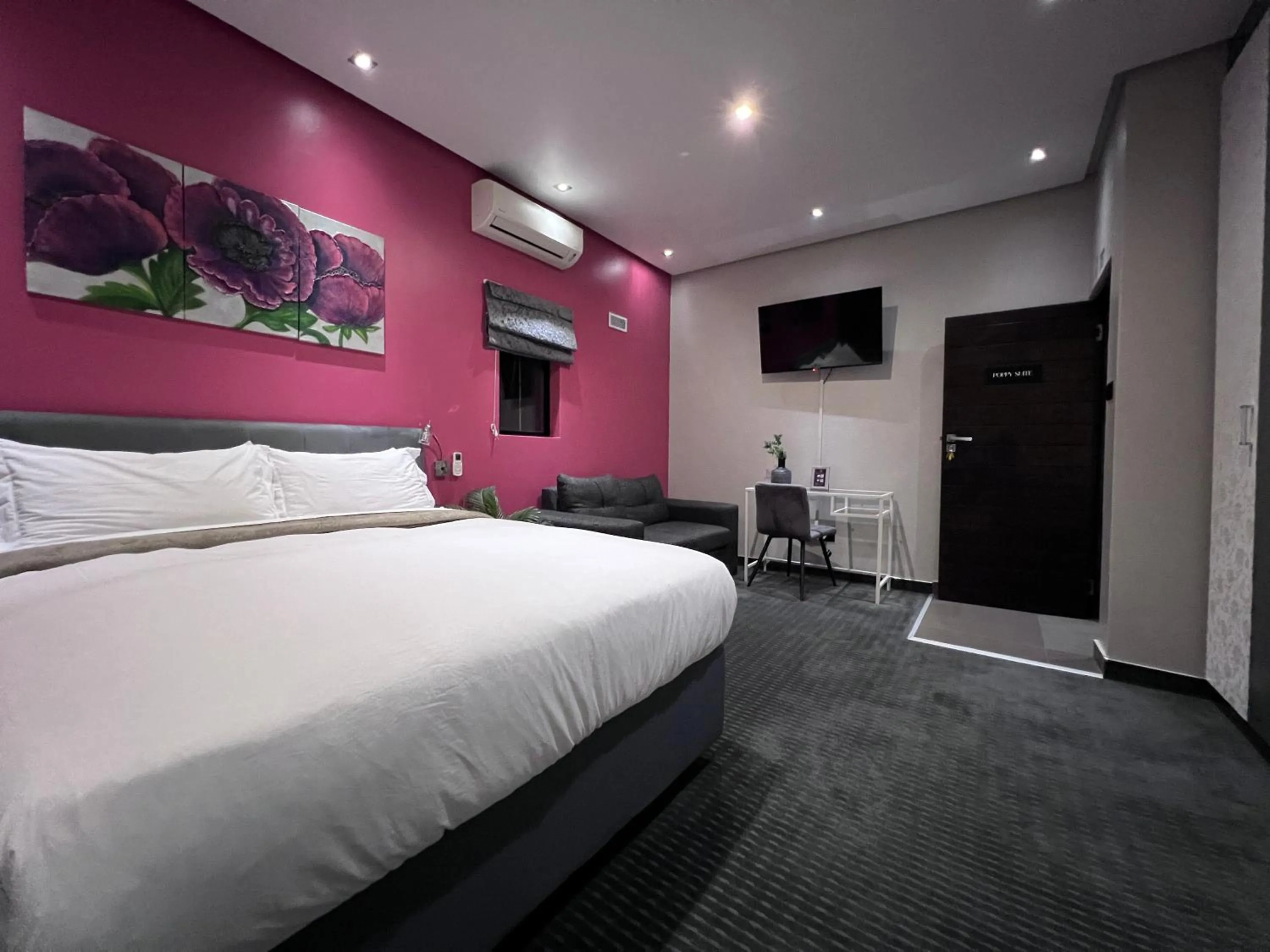 Photo of the whole room, Bed in The Raz