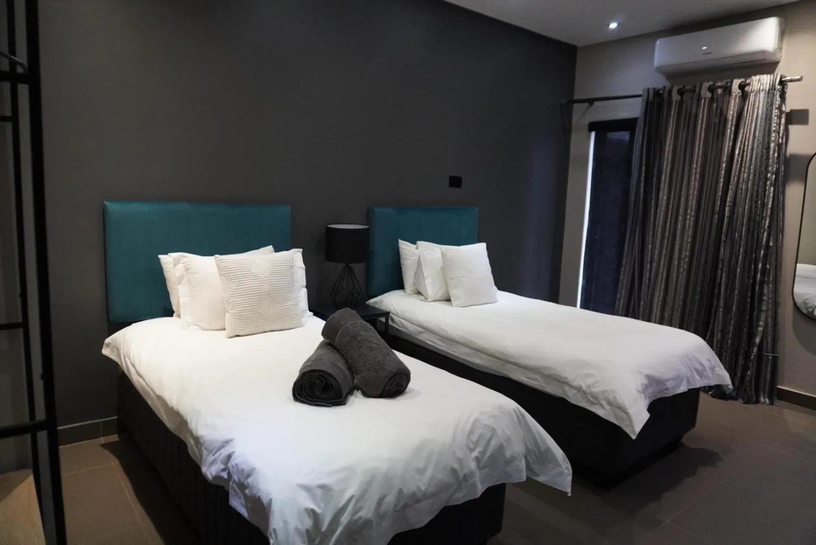 Photo of the whole room, Bed in The Raz