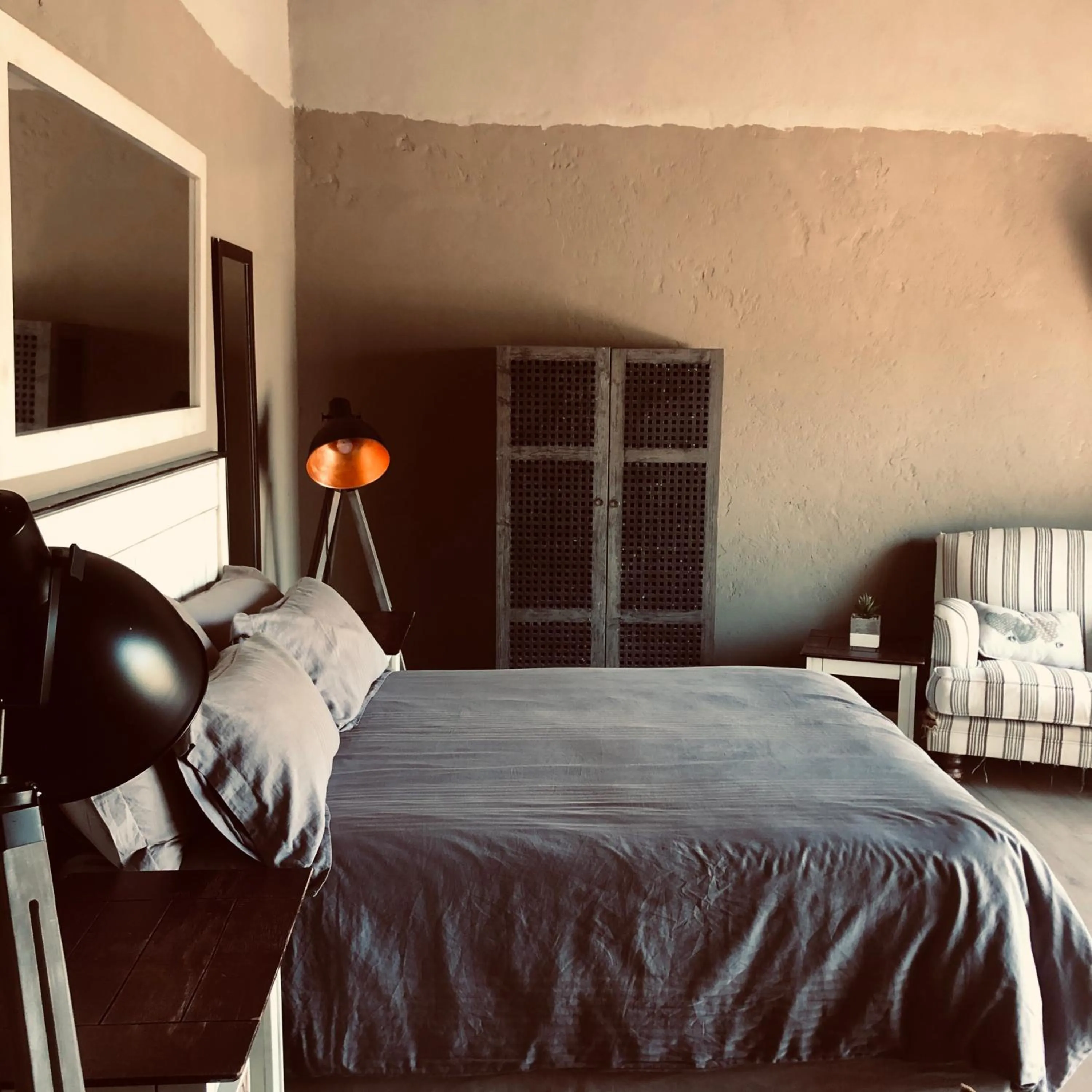 Communal lounge/ TV room, Bed in Simba Safaris African Pride Exotic Lodge