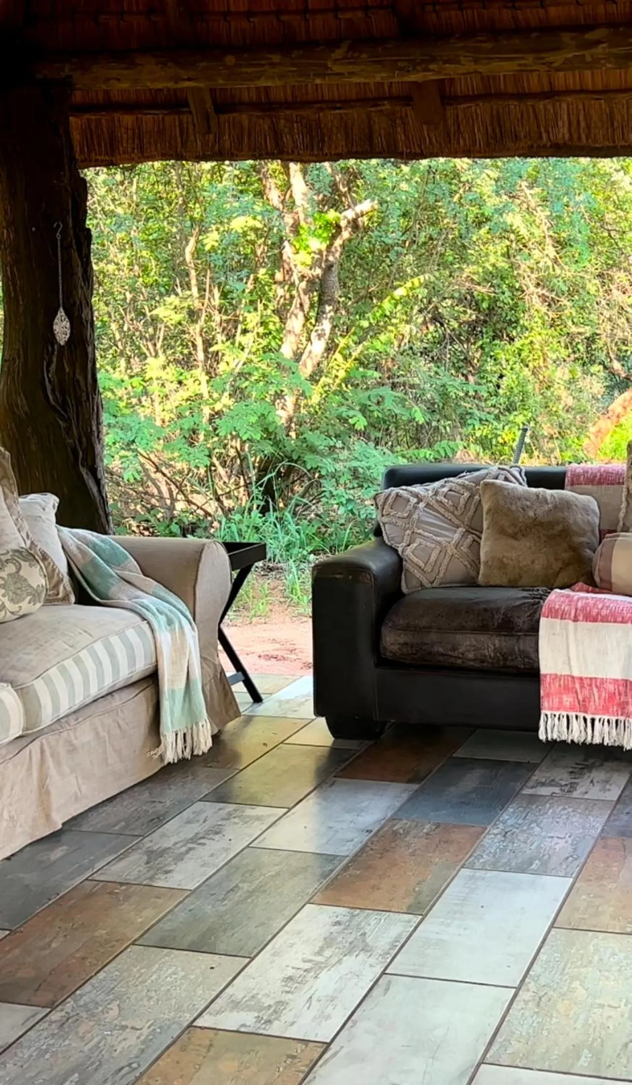 Communal lounge/ TV room in Simba Safaris African Pride Exotic Lodge