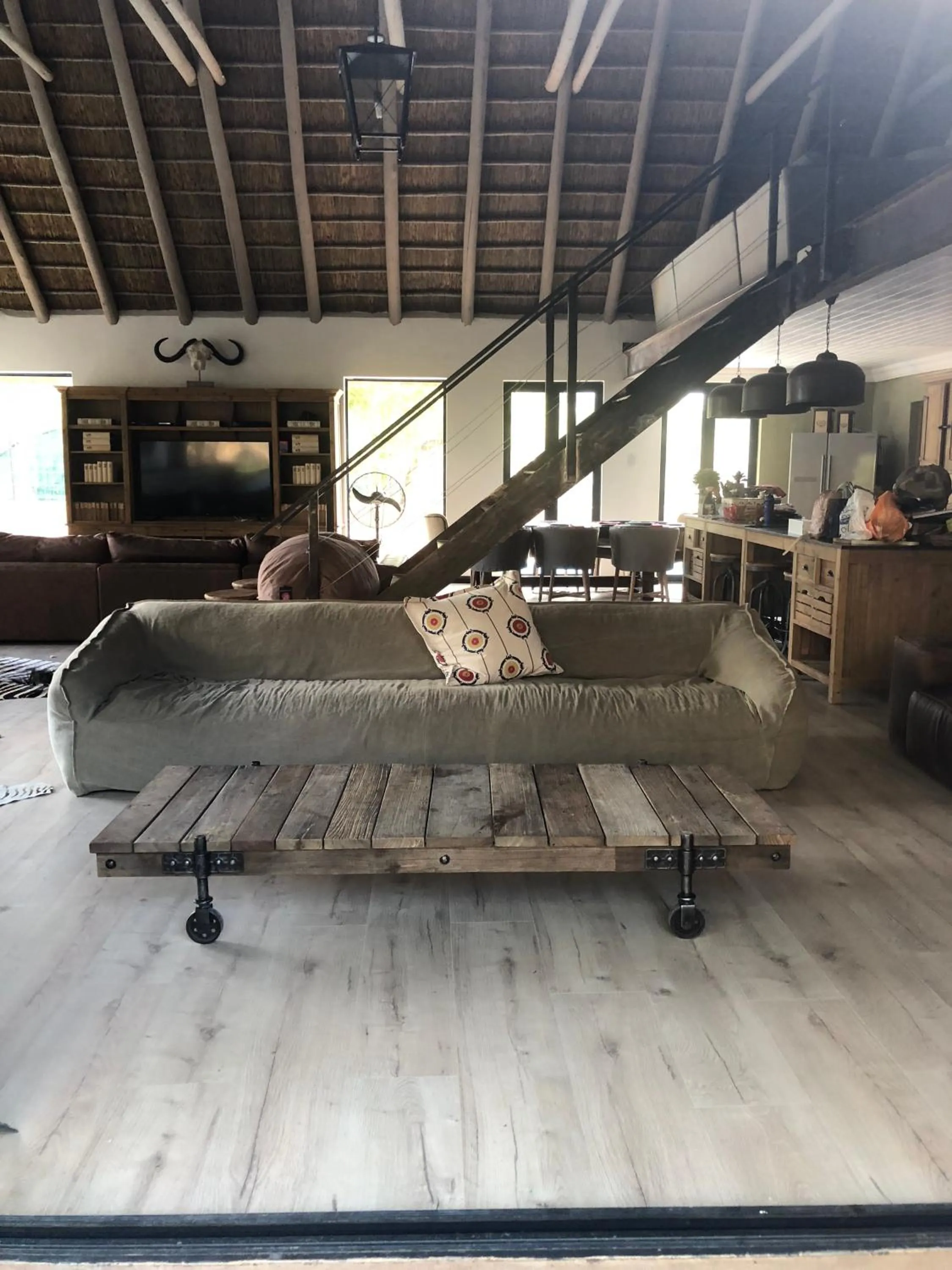 Communal lounge/ TV room in Simba Safaris African Pride Exotic Lodge