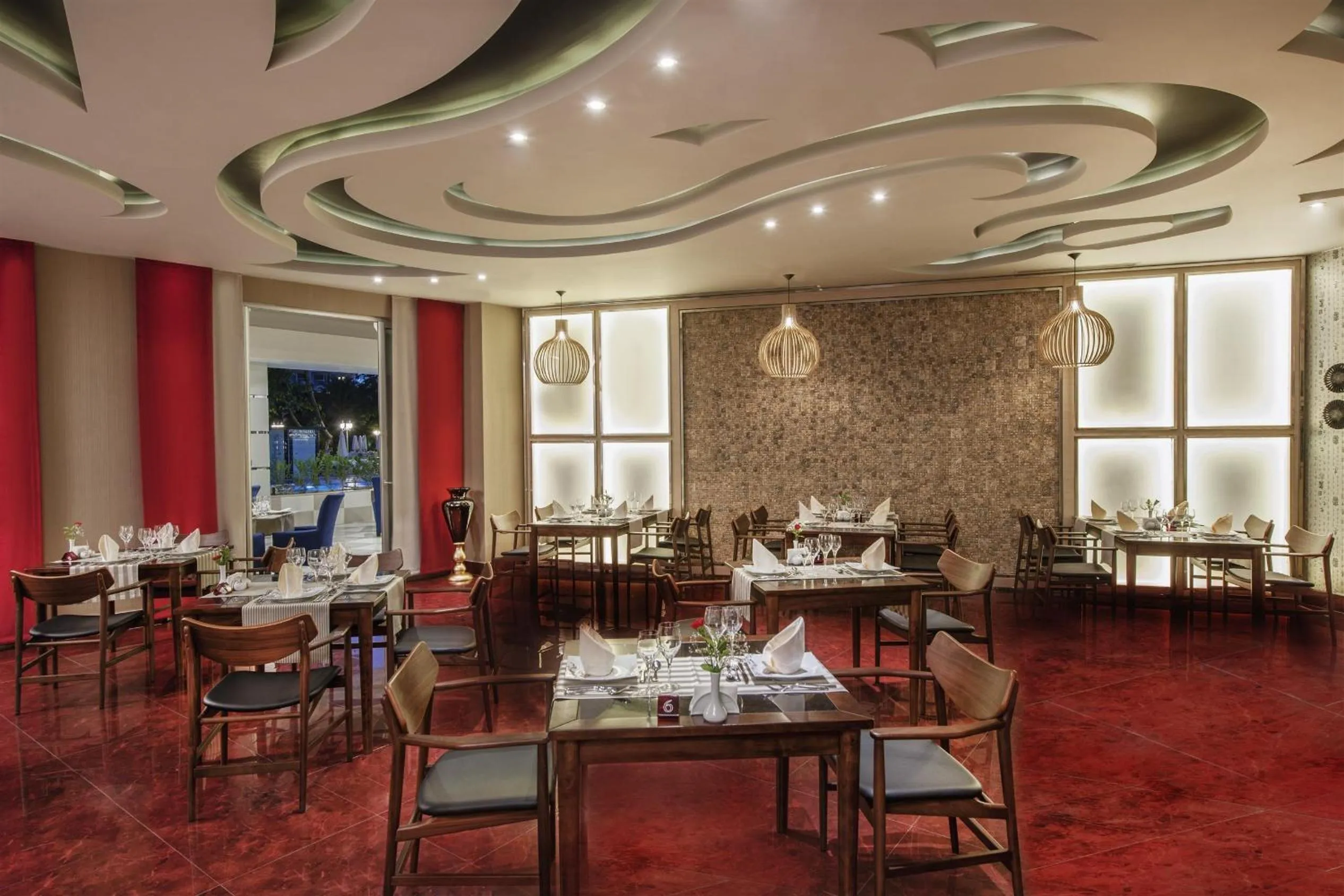 Restaurant/places to eat in Botanik Platinum Hotel