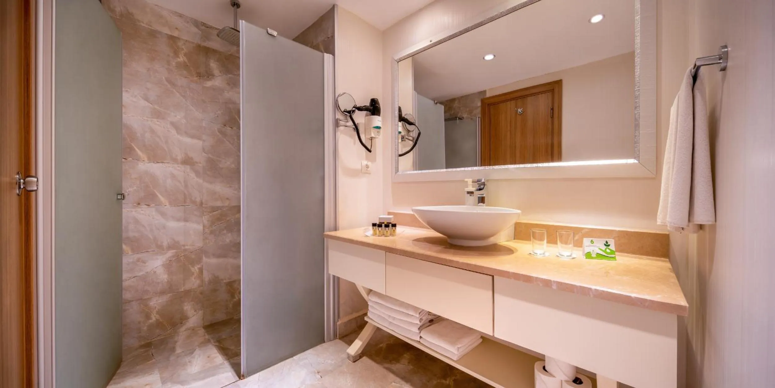 Bathroom in Botanik Platinum Hotel