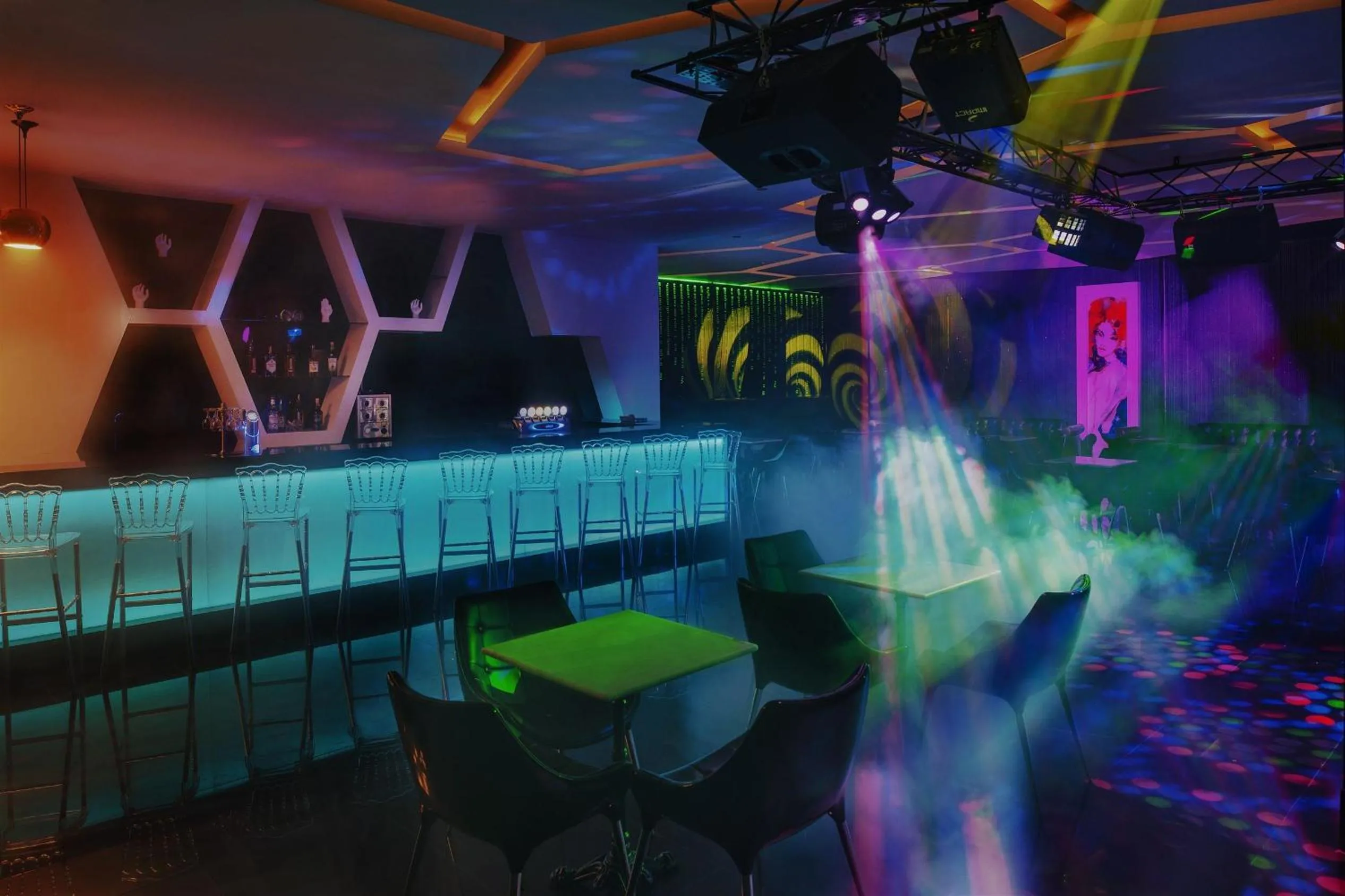 Evening entertainment in Botanik Platinum Hotel