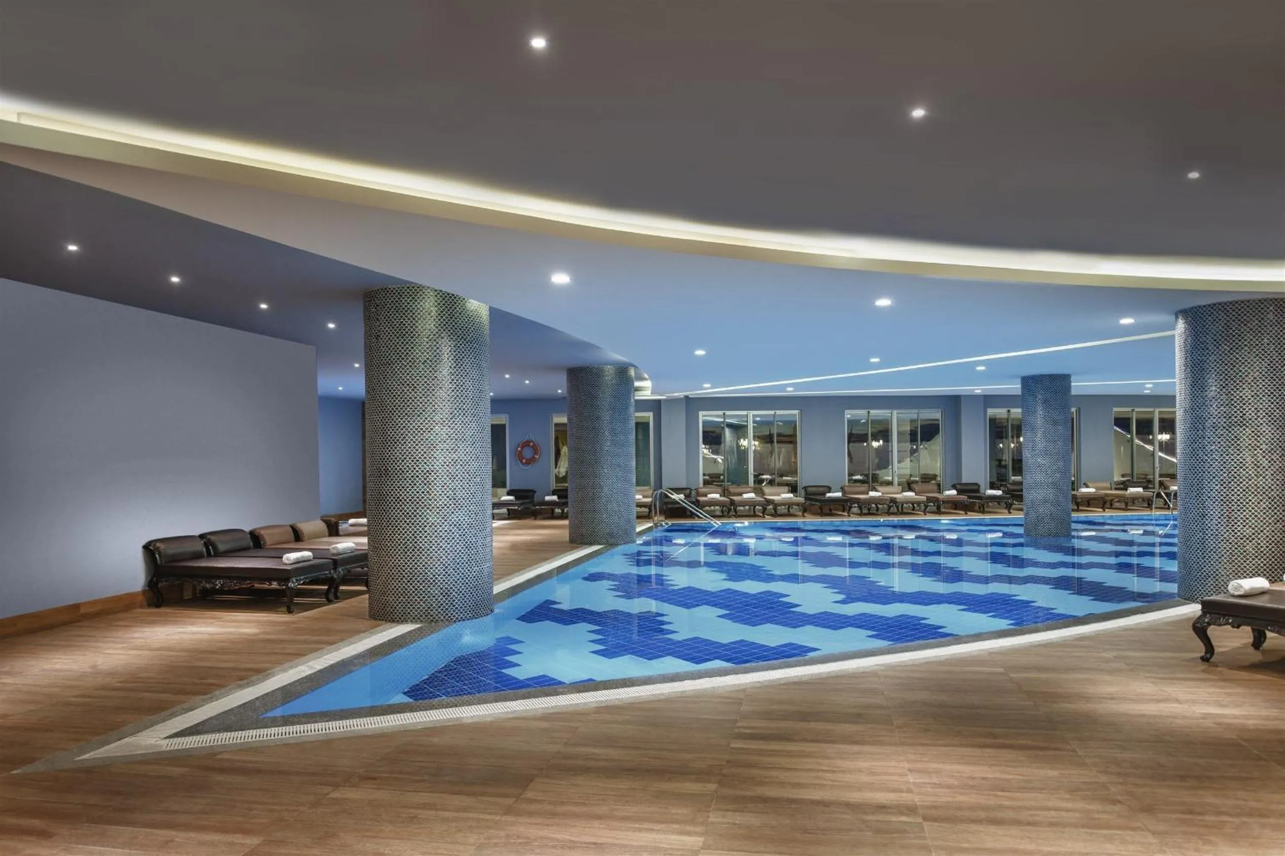 Swimming pool in Botanik Platinum Hotel