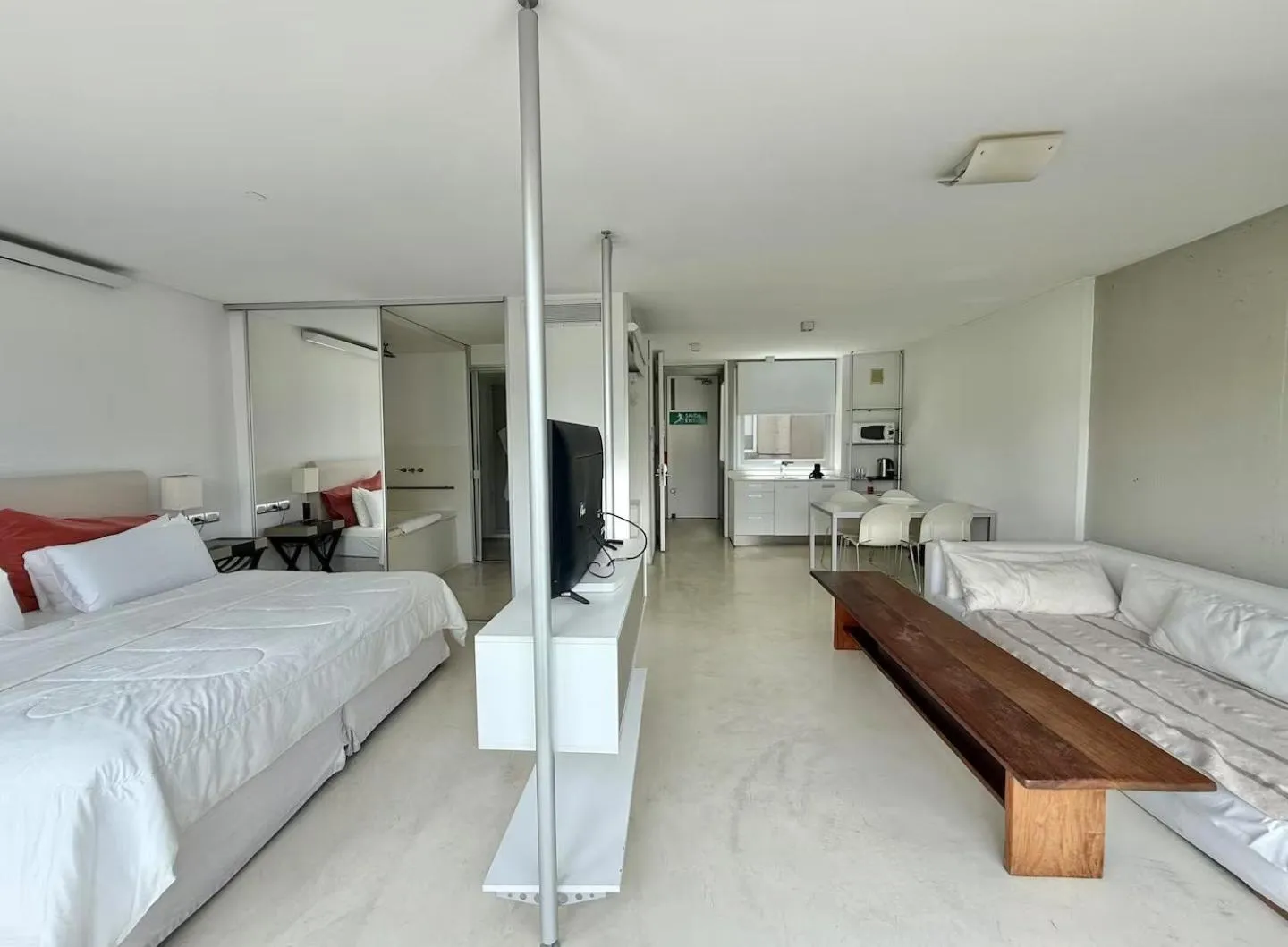 TV and multimedia, Bed in Design cE - Hotel Boutique de Diseño